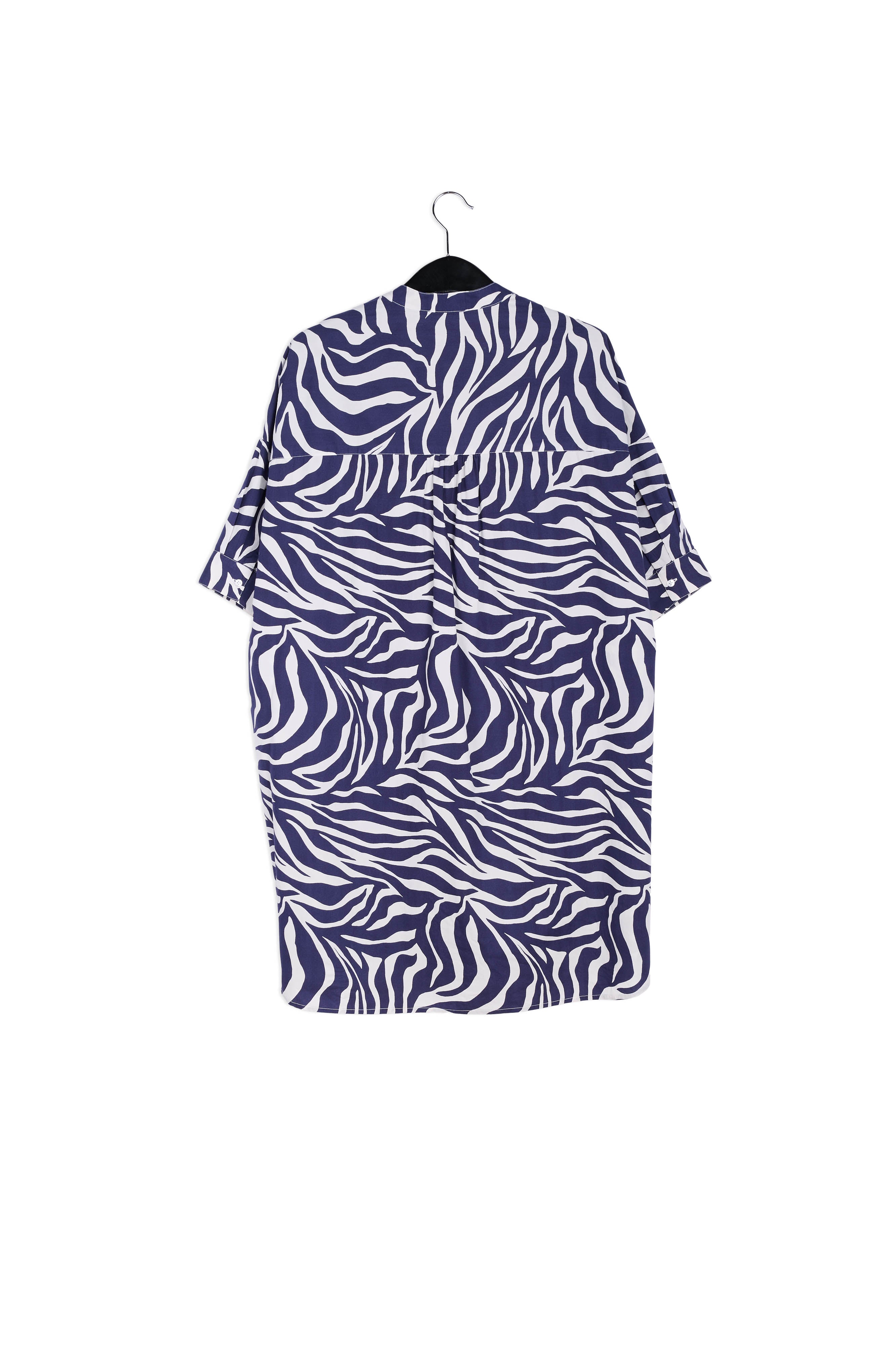 Hemdjurk met gebroken witte en marineblauwe zebraprint RE—SSENTIEL | Essentiel second hand
