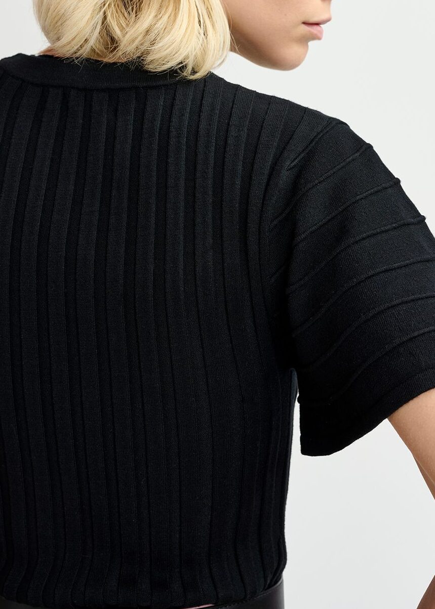 Black rib-knitted top with flared short sleeves RE—SSENTIEL | Essentiel second hand