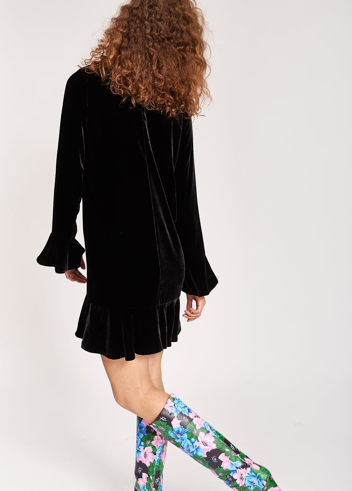 Zwarte fluwelen mini-jurk met ruches aan de zoom RE—SSENTIEL | Essentiel second hand