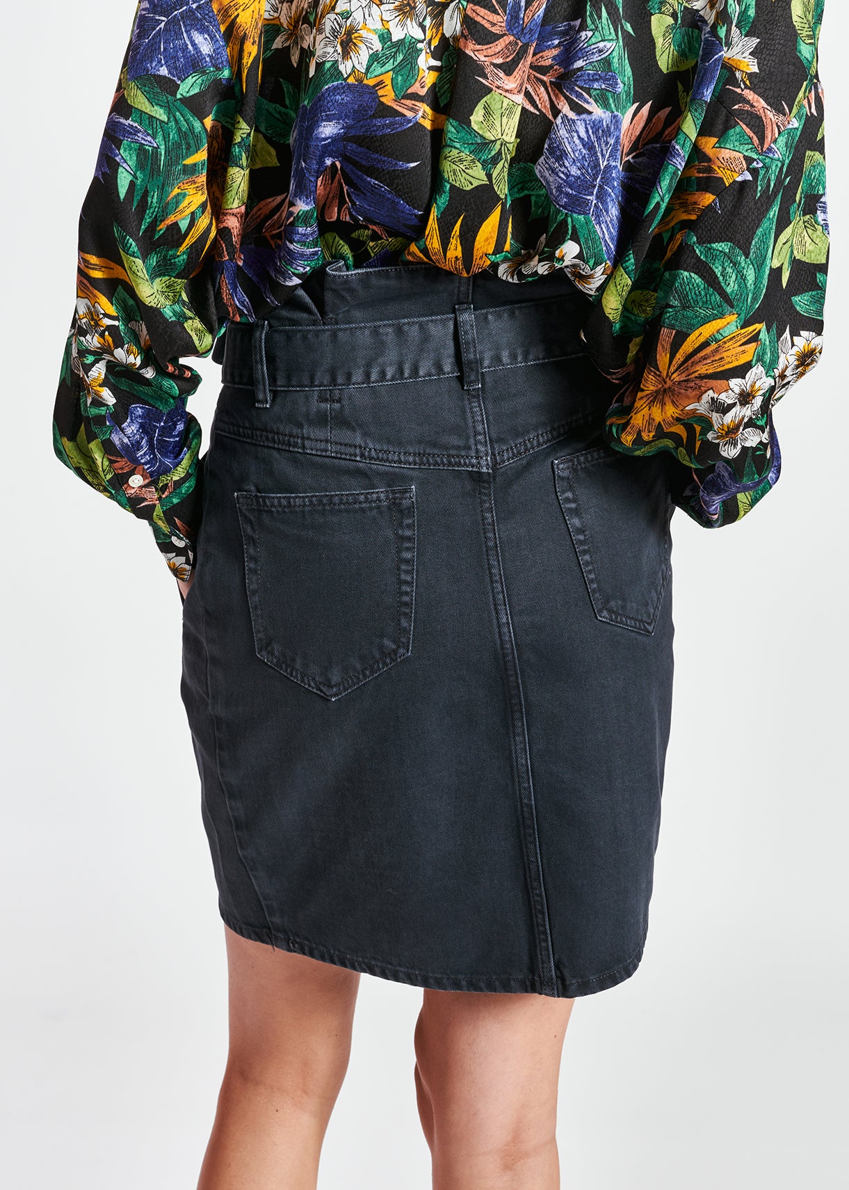 Minijupe noire à taille haute RE—SSENTIEL | Essentiel second hand