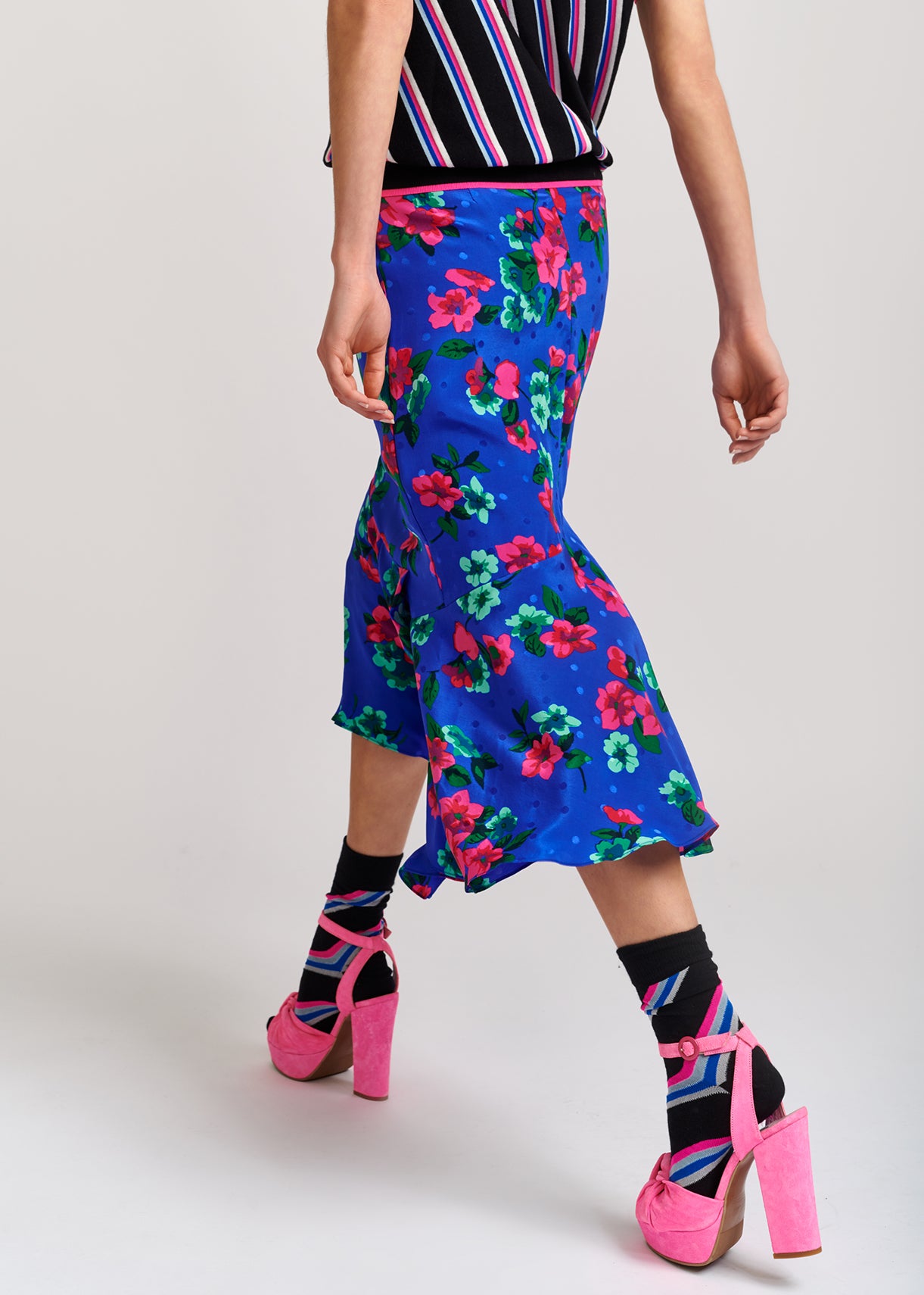 Blauwe zijden midirok met bloemen en stippen RE—SSENTIEL | Essentiel second hand