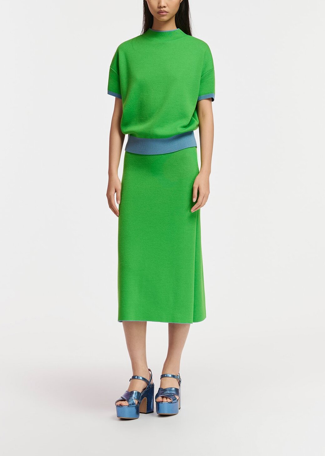 Blauwe trui met korte mouwen en groene bies RE—SSENTIEL | Essentiel second hand