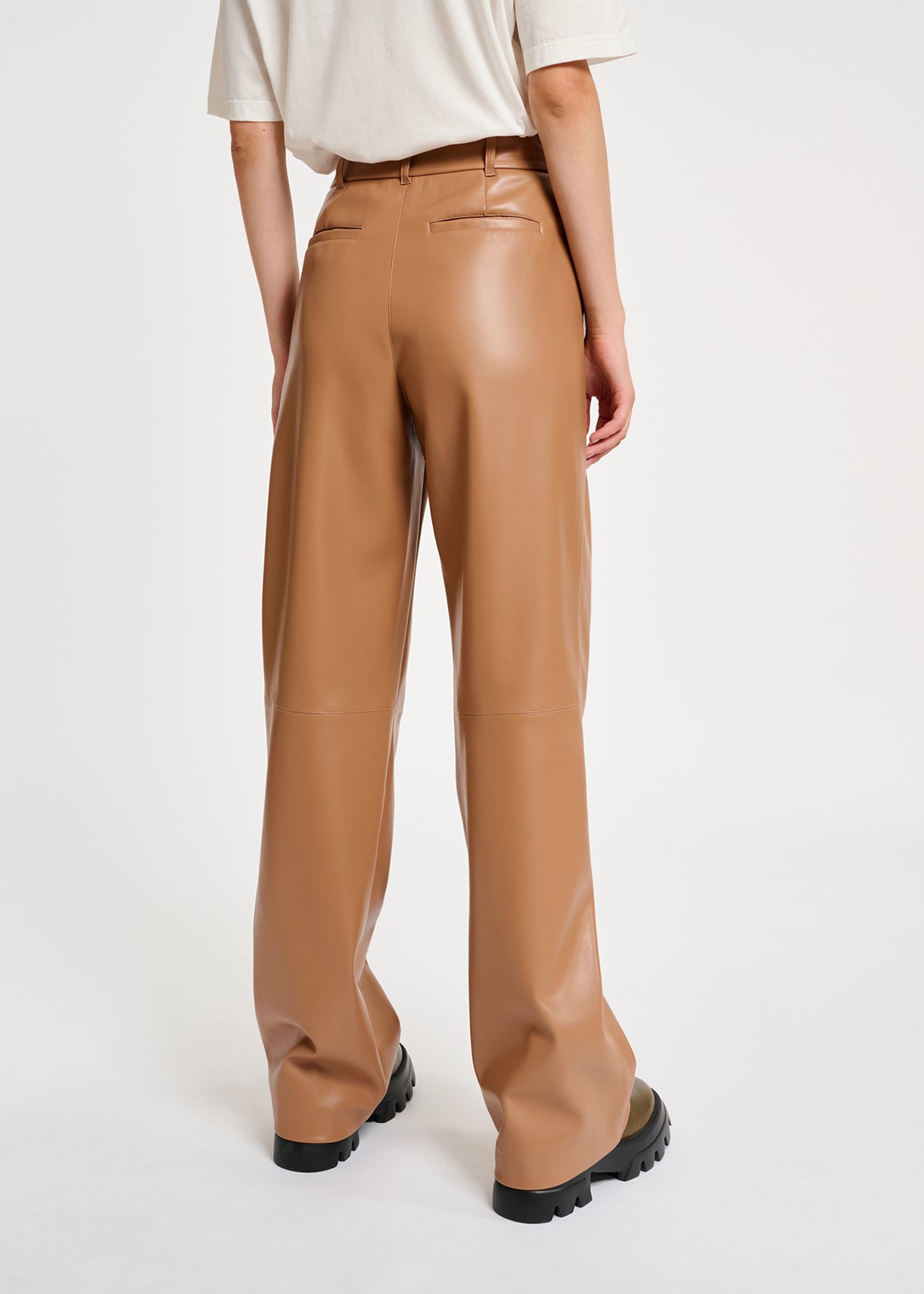 Pantalon droit en faux cuir camel RE—SSENTIEL | Essentiel second hand