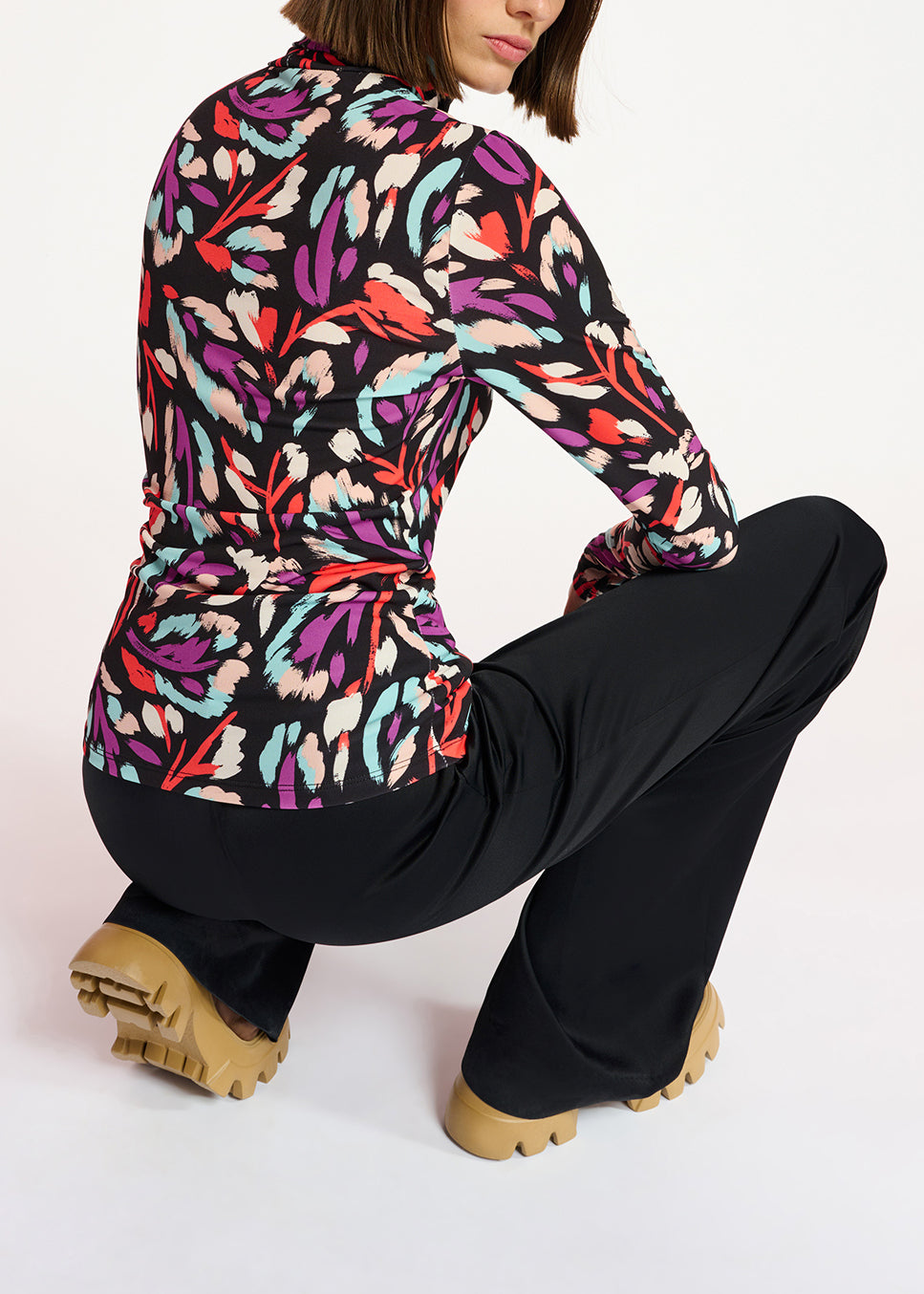 Black, coral red and purple abstract-print turtleneck top RE—SSENTIEL | Essentiel second hand