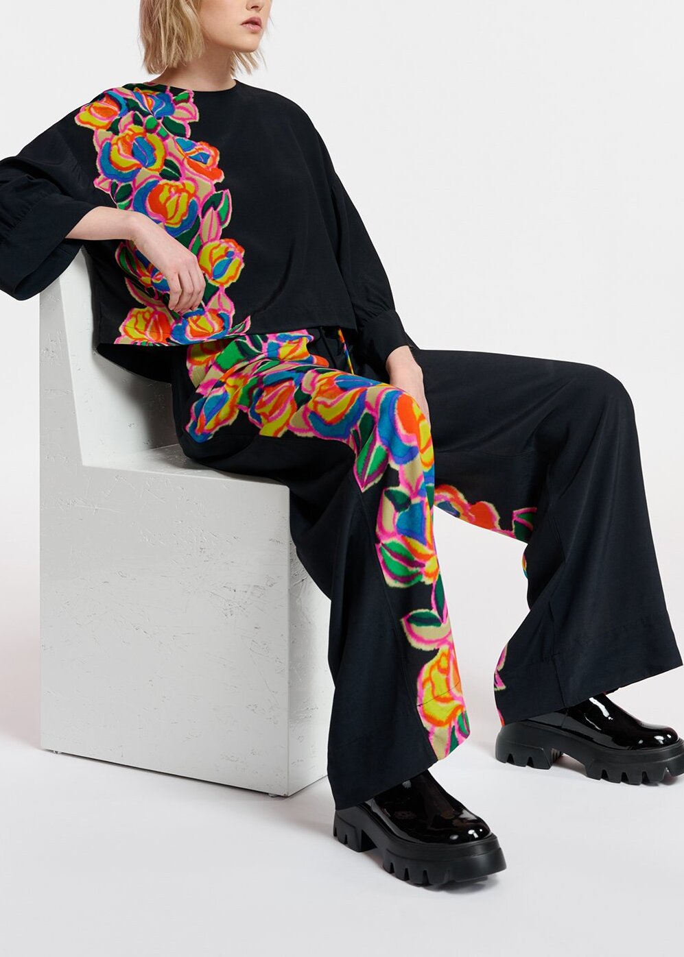 Black top with multicolor floral print RE—SSENTIEL | Essentiel second hand