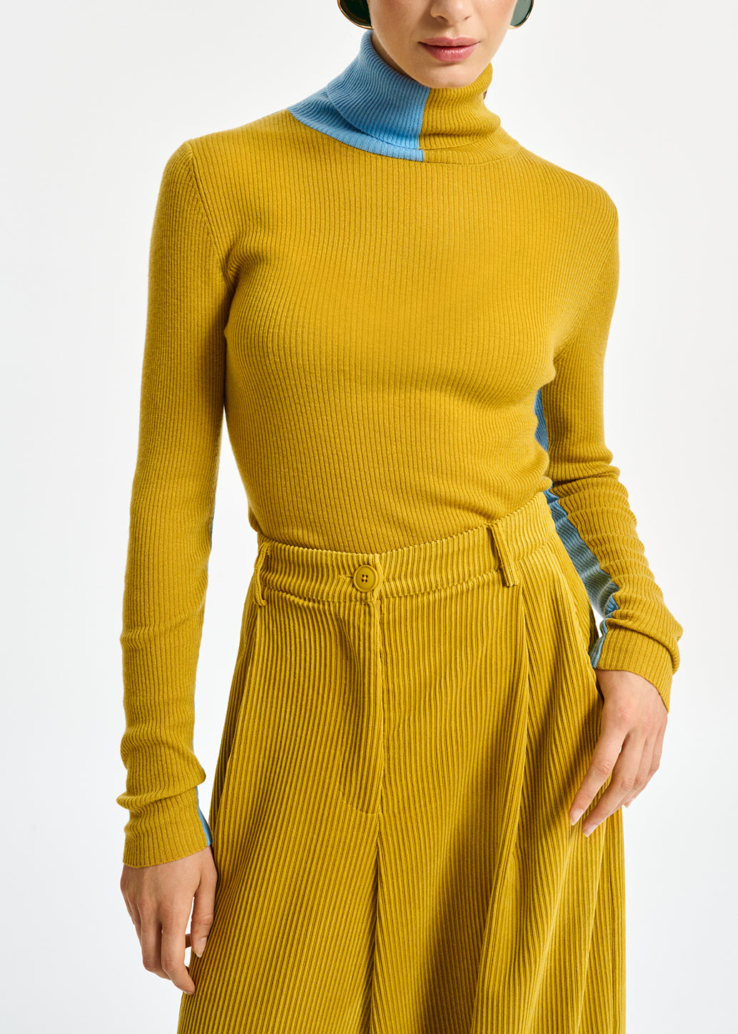 Pull à col roulé en tricot bicolore ocre et bleu RE—SSENTIEL | Essentiel second hand