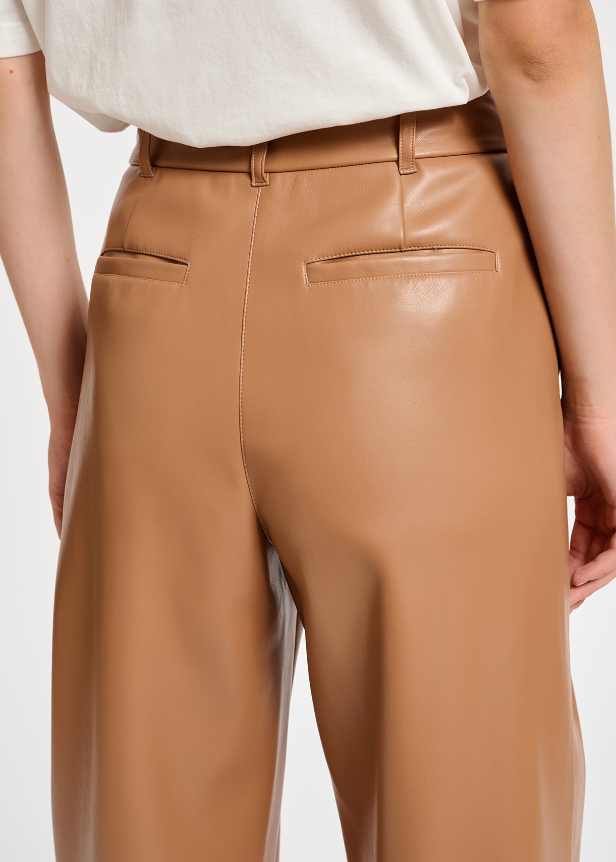 Pantalon droit en faux cuir camel RE—SSENTIEL | Essentiel second hand