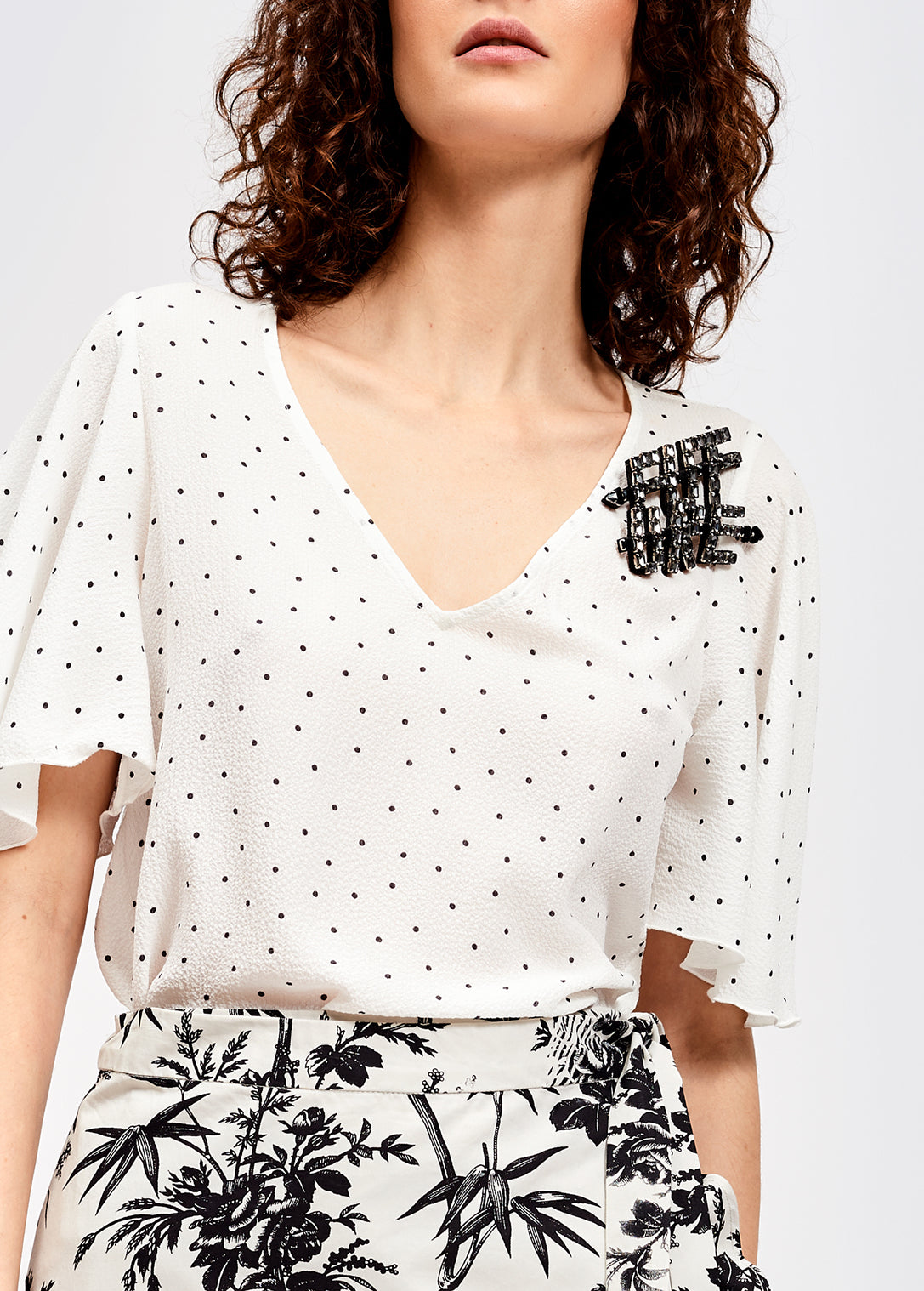 White polka dot v-neck top RE—SSENTIEL | Essentiel second hand