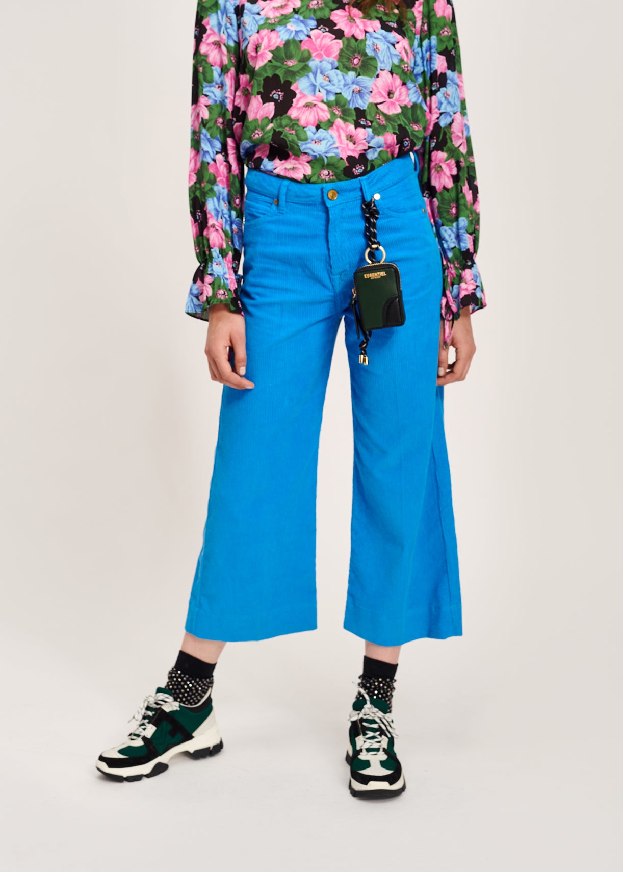 Pantalon court à jambes larges en velours côtelé de coton bleu ciel RE—SSENTIEL | Essentiel second hand