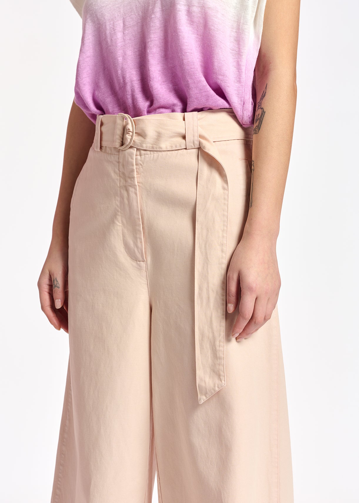 Poederroze wijde jeans met hoge taille en riem RE—SSENTIEL | Essentiel second hand