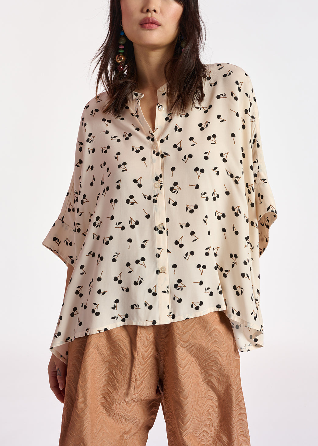 Gebroken witte oversized top met zwart kersenmotief RE—SSENTIEL | Essentiel second hand