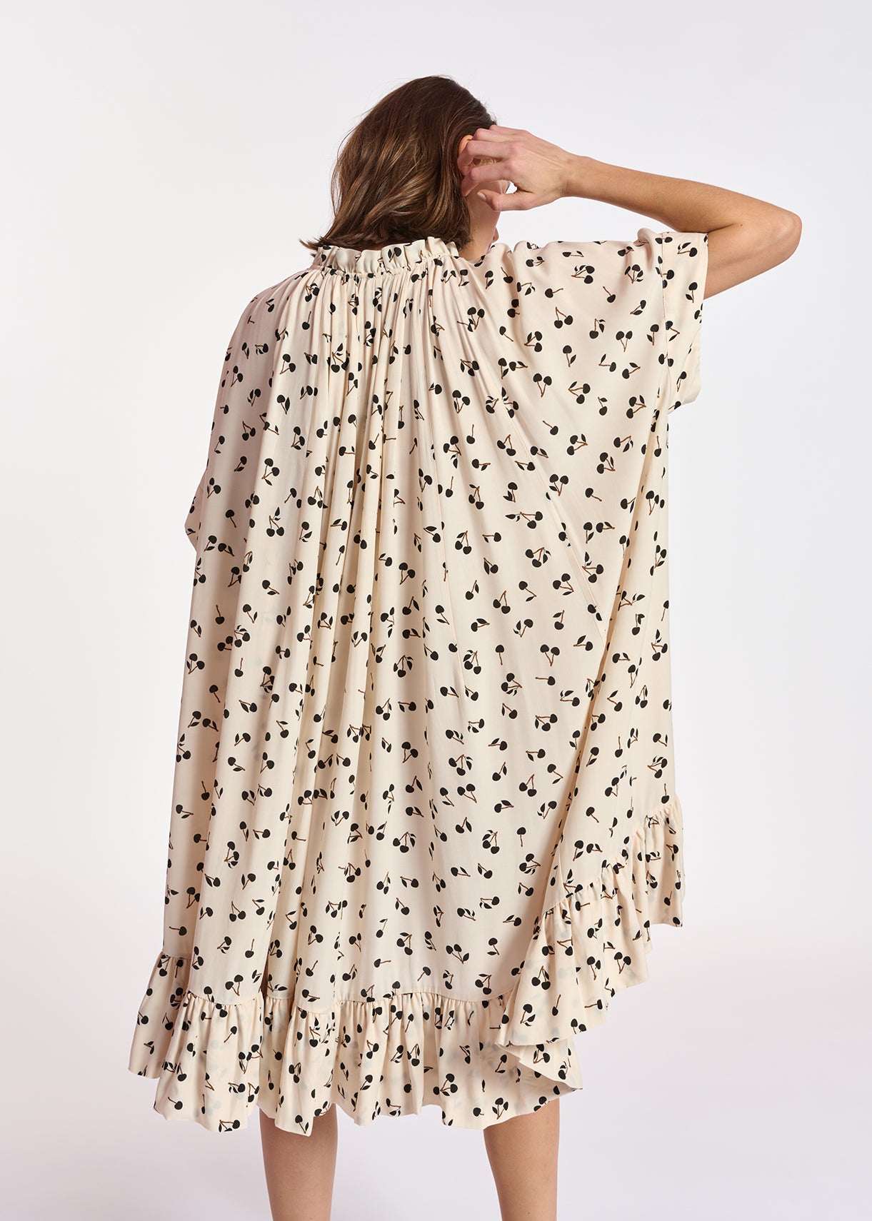 Off-white oversized ruffled dress with cherry print RE—SSENTIEL | Essentiel second hand