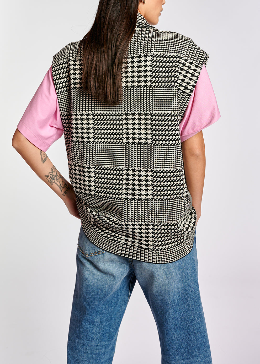 Cardigan sans manches à carreaux noir et blanc RE—SSENTIEL | Essentiel second hand