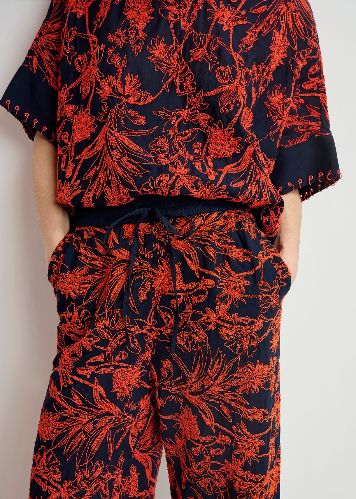 Pantalon large bleu marine à  fleurs brodées RE—SSENTIEL | Essentiel second hand