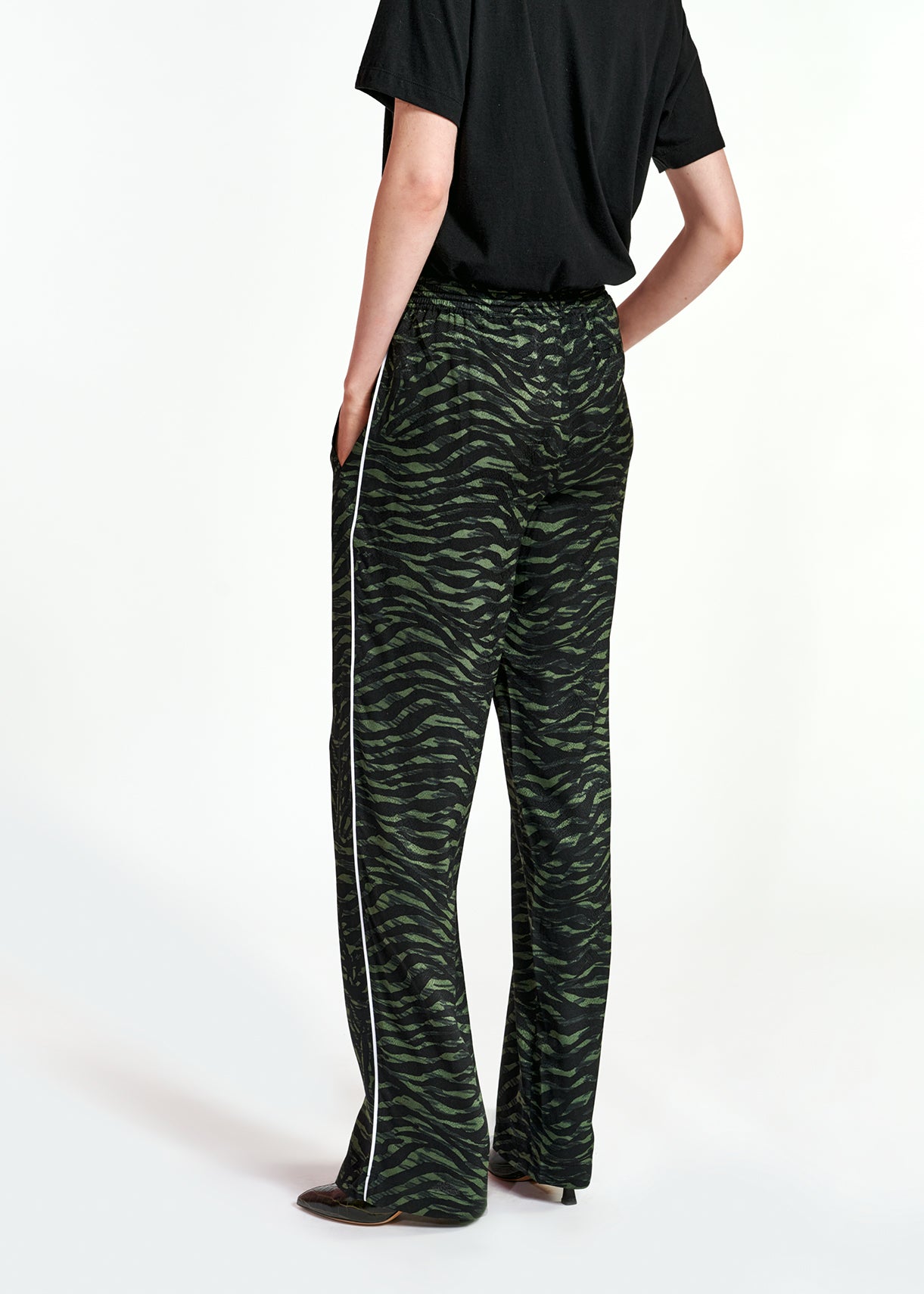 Pyjamabroek met kaki en zwarte zebraprint RE—SSENTIEL | Essentiel second hand