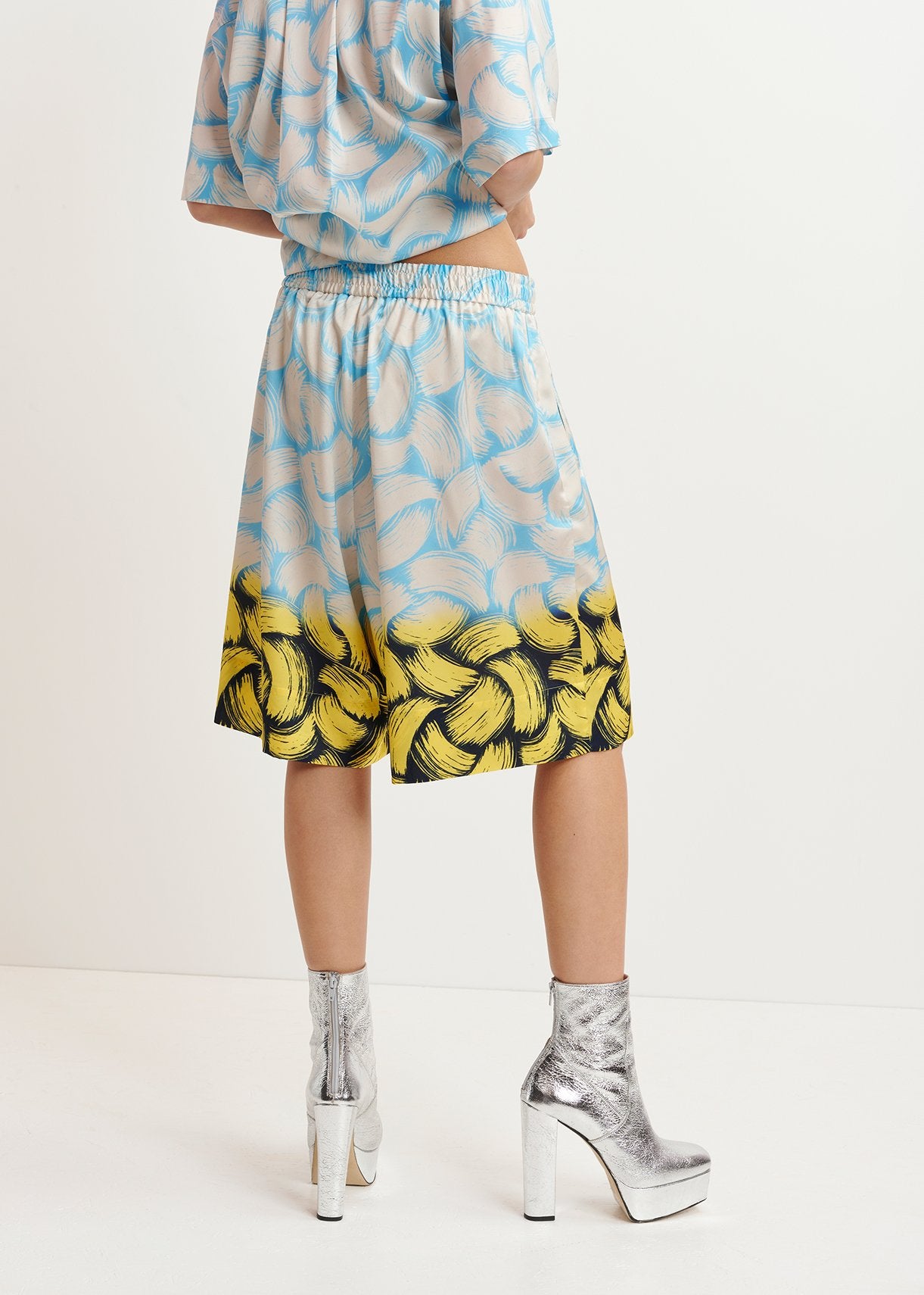 Blue, off-white and yellow abstract-print shorts RE—SSENTIEL | Essentiel second hand