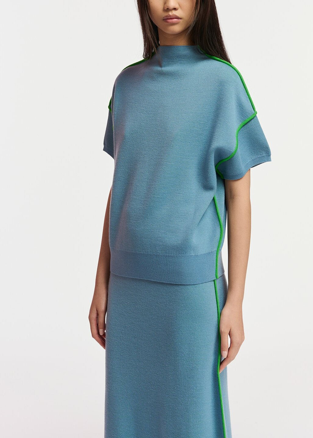 Blauwe trui met korte mouwen en groene bies RE—SSENTIEL | Essentiel second hand