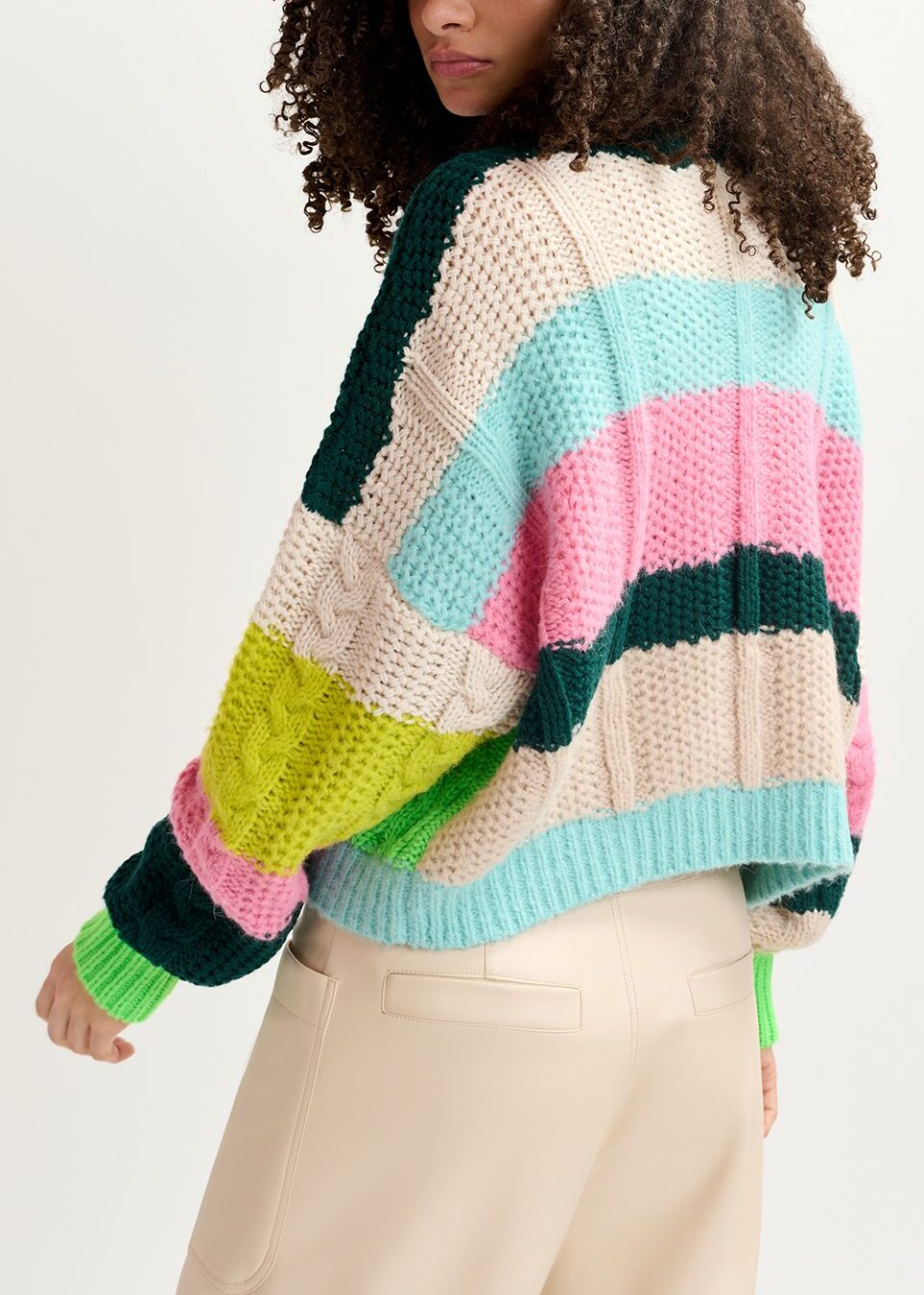 Ecru, limoengroene en roze patchwork trui in kabelsteek RE—SSENTIEL | Essentiel second hand