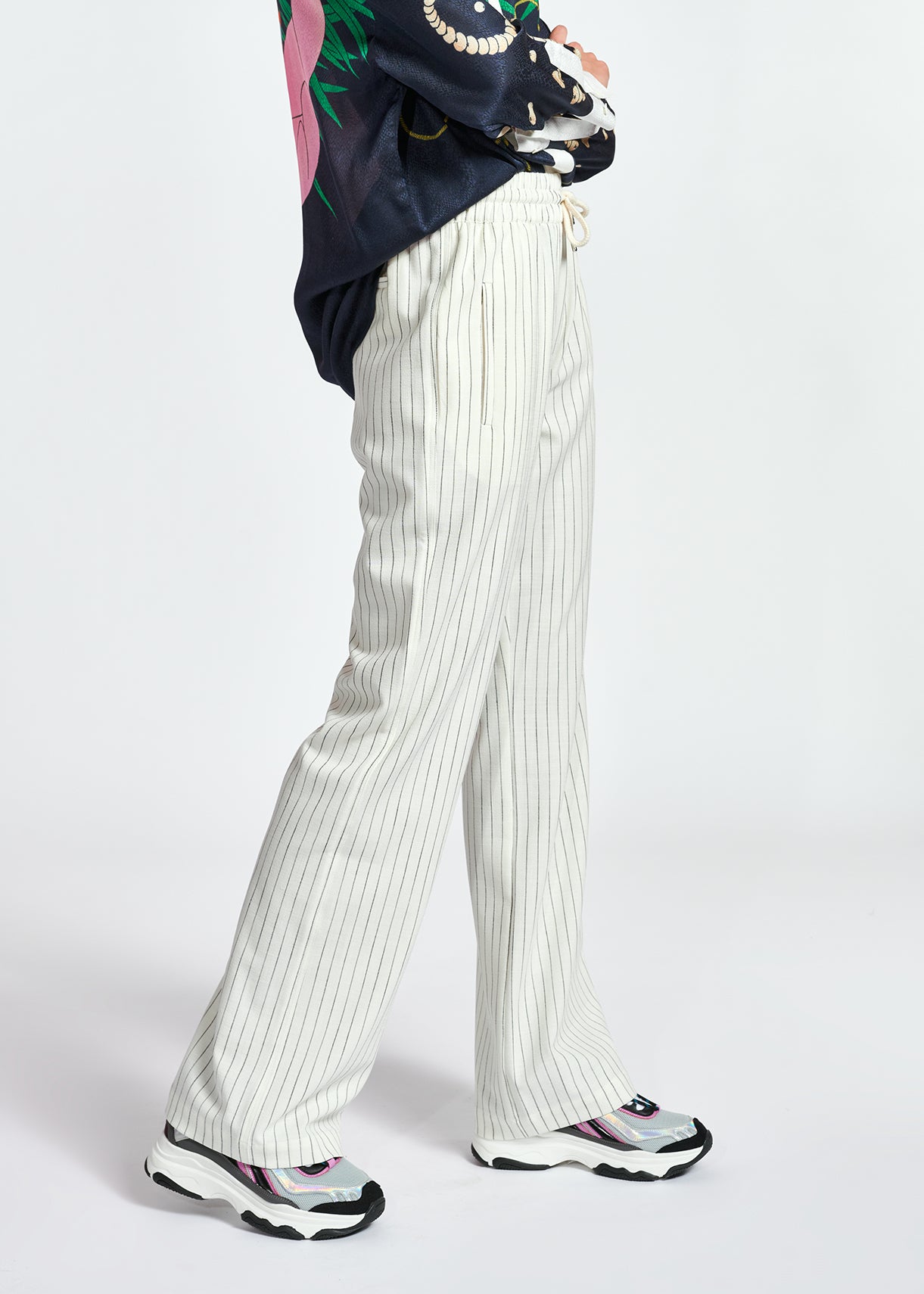 Pantalon blanc cassé à  fines rayures RE—SSENTIEL | Essentiel second hand