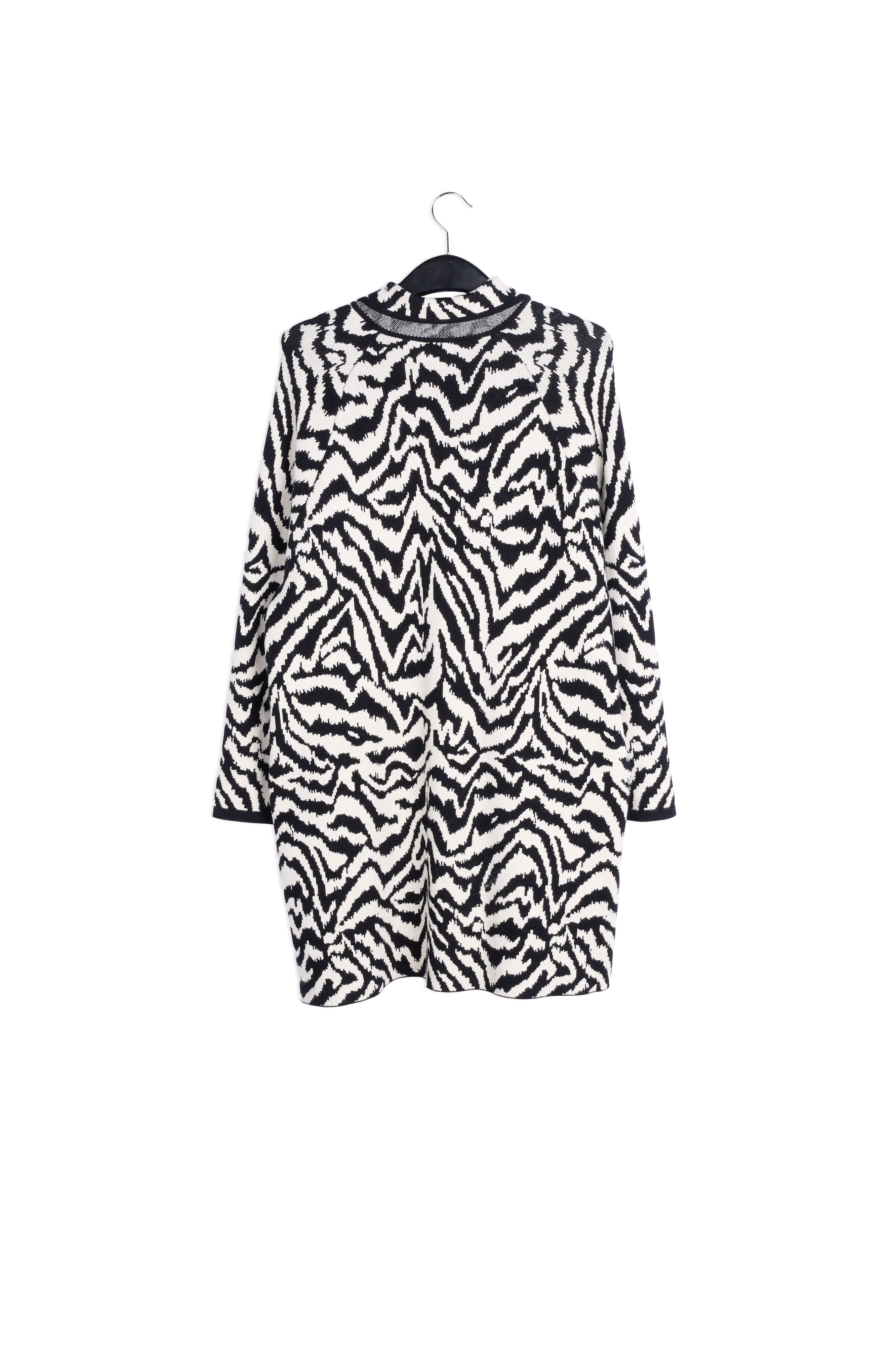 Long manteau en jacquard zébré noir et blanc cassé RE—SSENTIEL | Essentiel second hand