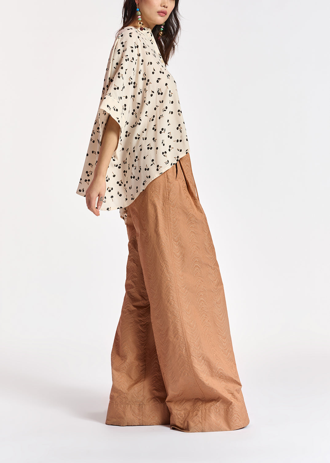 Off-white oversized top with black cherries motif RE—SSENTIEL | Essentiel second hand