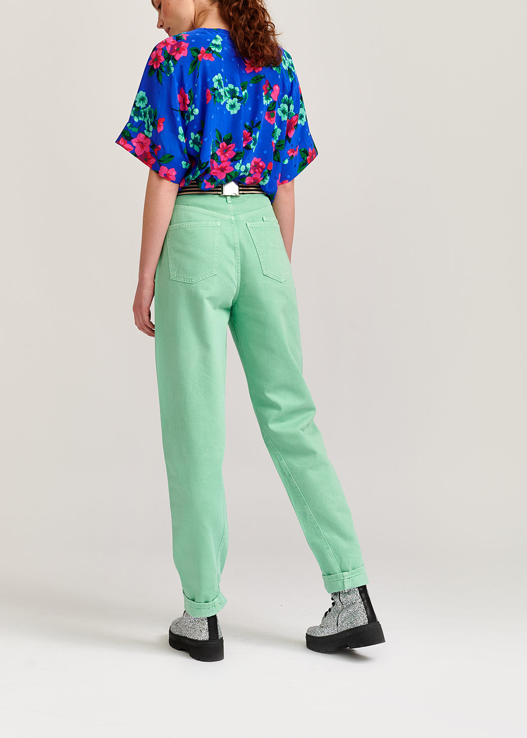 Blauwe zijden top met bloemen en stippen RE—SSENTIEL | Essentiel second hand