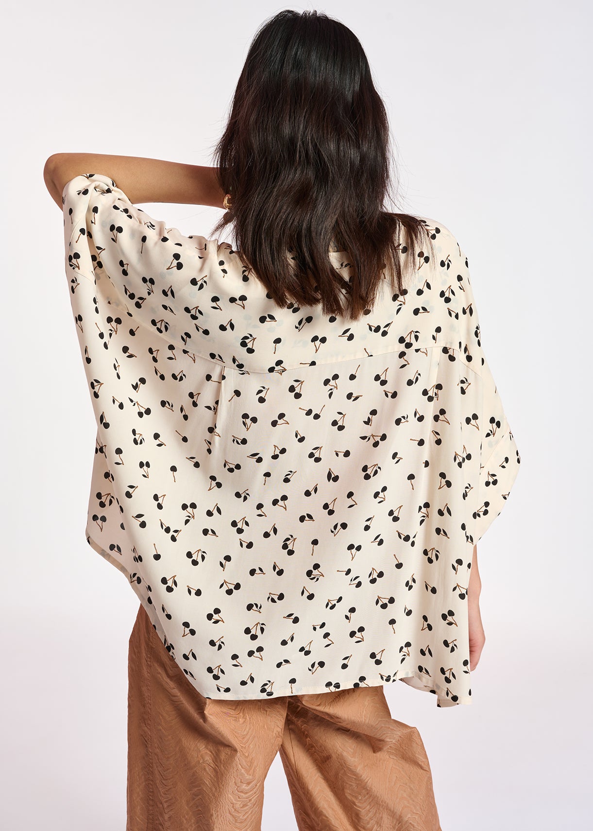 Gebroken witte oversized top met zwart kersenmotief RE—SSENTIEL | Essentiel second hand