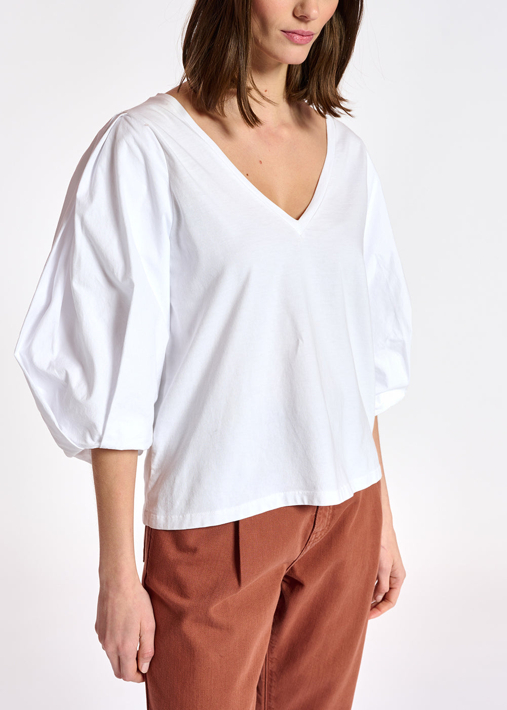 White jersey v-neck t-shirt with cotton-poplin sleeves RE—SSENTIEL | Essentiel second hand