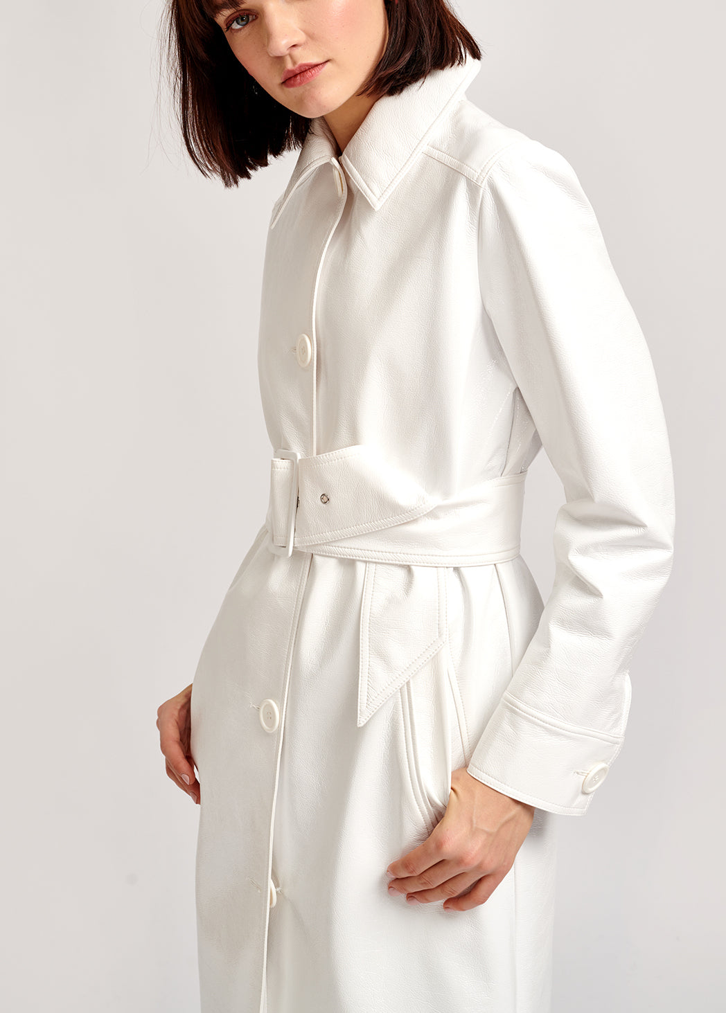 Imperméable en simili cuir verni blanc cassé RE—SSENTIEL | Essentiel second hand