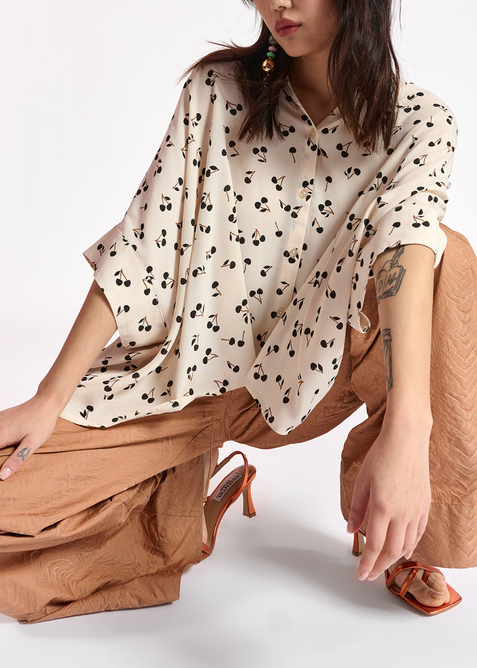 Gebroken witte oversized top met zwart kersenmotief RE—SSENTIEL | Essentiel second hand