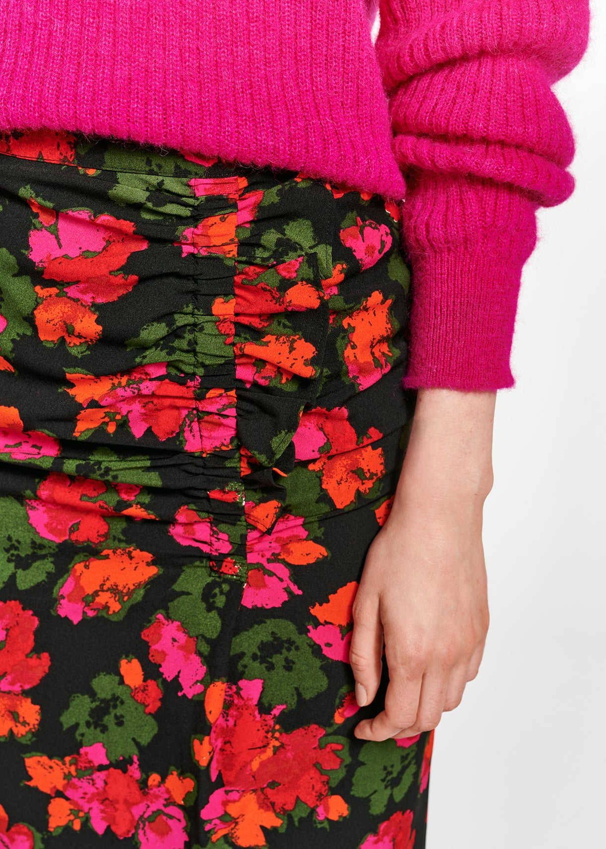 Zwart en rode kokerrok met bloemenprint en ruchedetail RE—SSENTIEL | Essentiel second hand