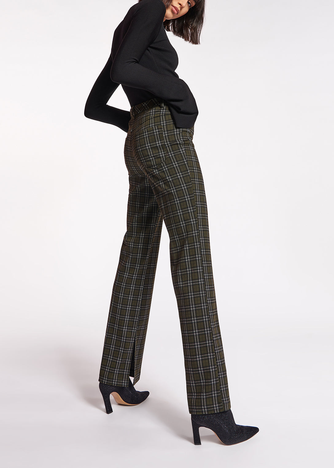 Zwarte aansluitende trui met trompetmouwen RE—SSENTIEL | Essentiel second hand