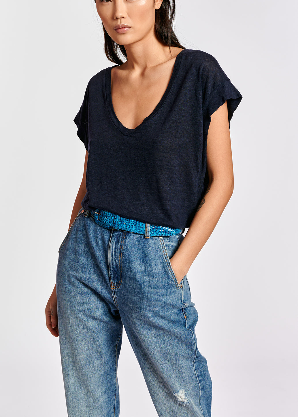 Dark blue linen V-neck T-Shirt RE—SSENTIEL | Essentiel second hand