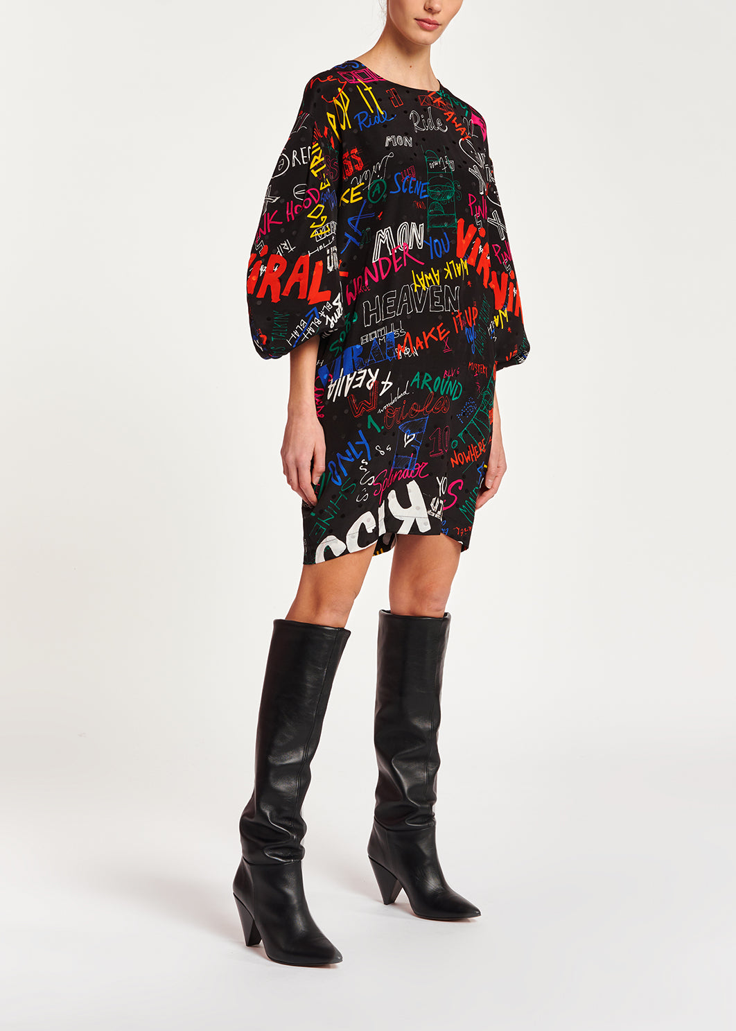 Mini robe en jacquard de soie noire avec texte RE—SSENTIEL | Essentiel second hand