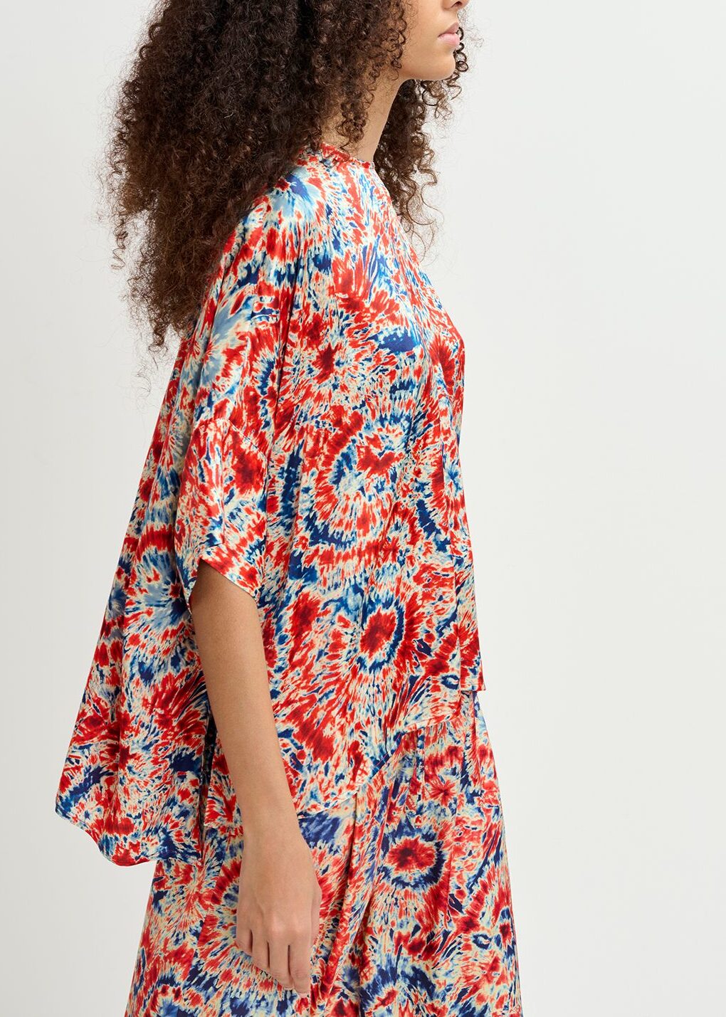 Top oversize à  imprimé tie dye rouge et bleu RE—SSENTIEL | Essentiel second hand