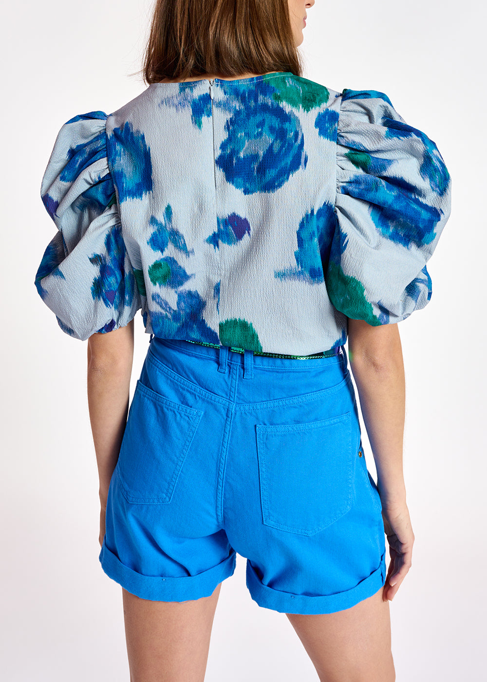 Top bleu clair fleuri à manches bouffantes RE—SSENTIEL | Essentiel second hand
