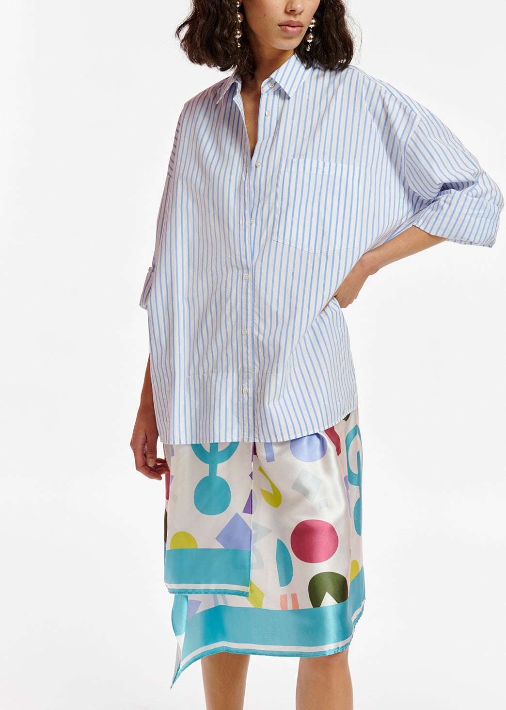 Robe chemise à rayures blanches et bleues avec jupe à imprimé abstrait RE—SSENTIEL | Essentiel second hand