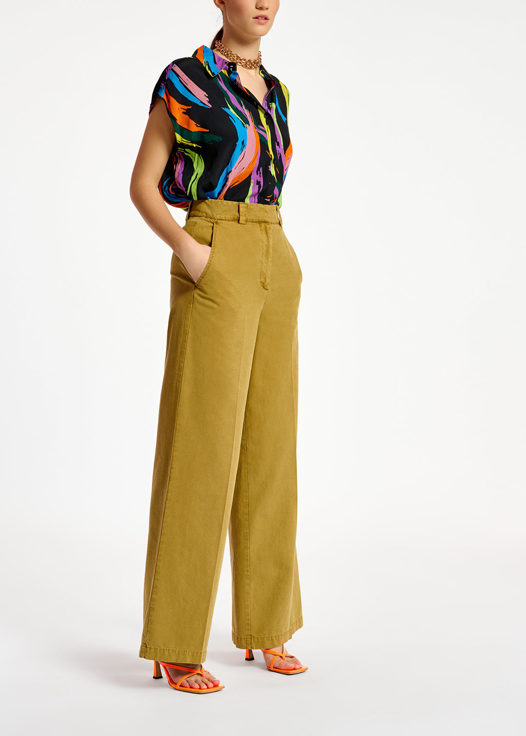 Pantalon kaki aux jambes droites RE—SSENTIEL | Essentiel second hand