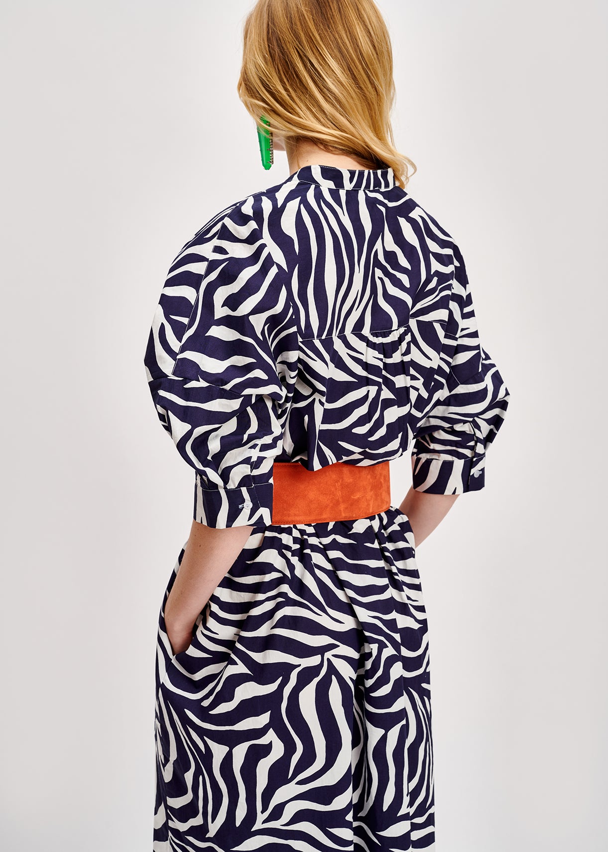 Hemdjurk met gebroken witte en marineblauwe zebraprint RE—SSENTIEL | Essentiel second hand