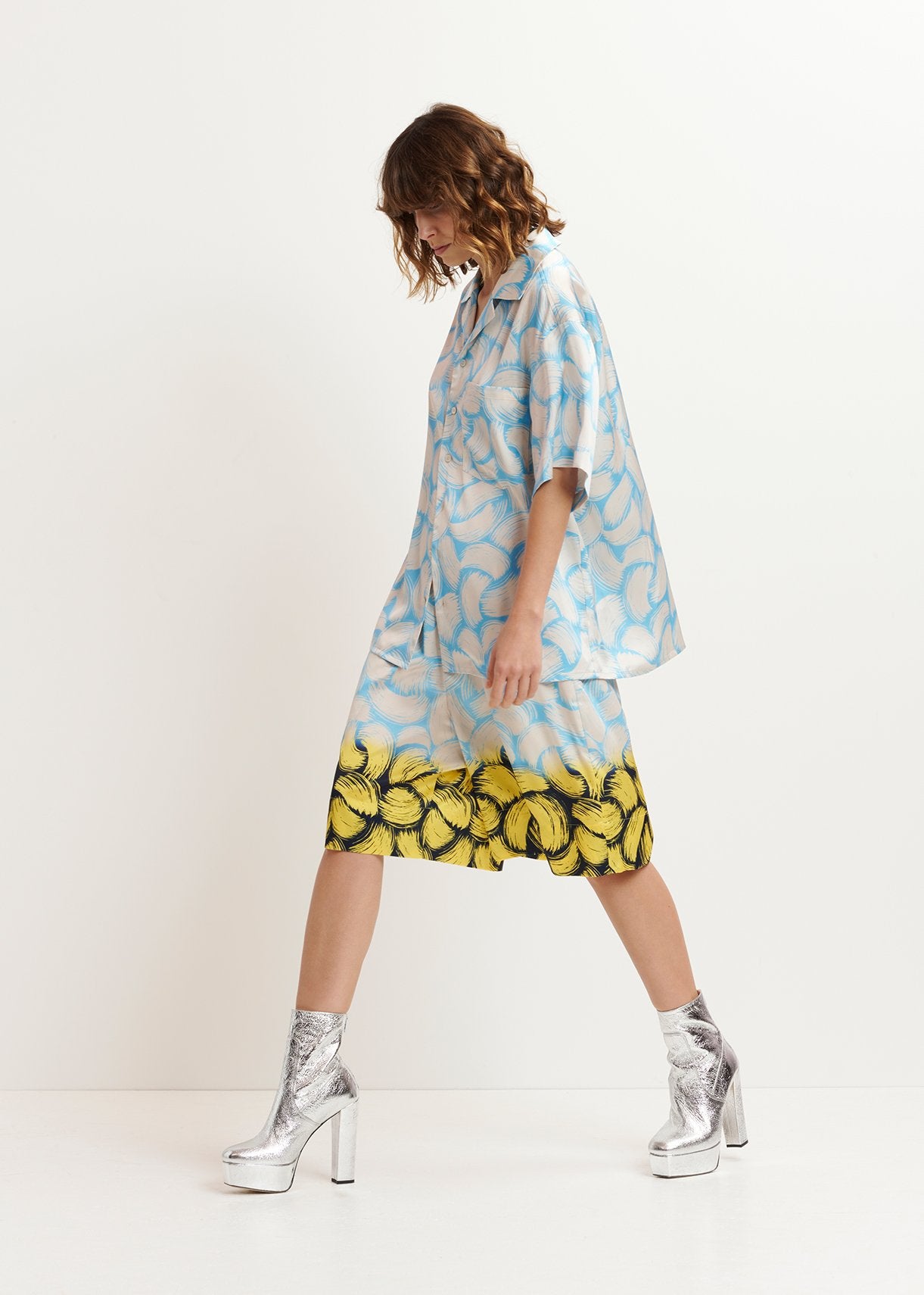 Blue and off-white short-sleeved shirt with abstract print RE—SSENTIEL | Essentiel second hand