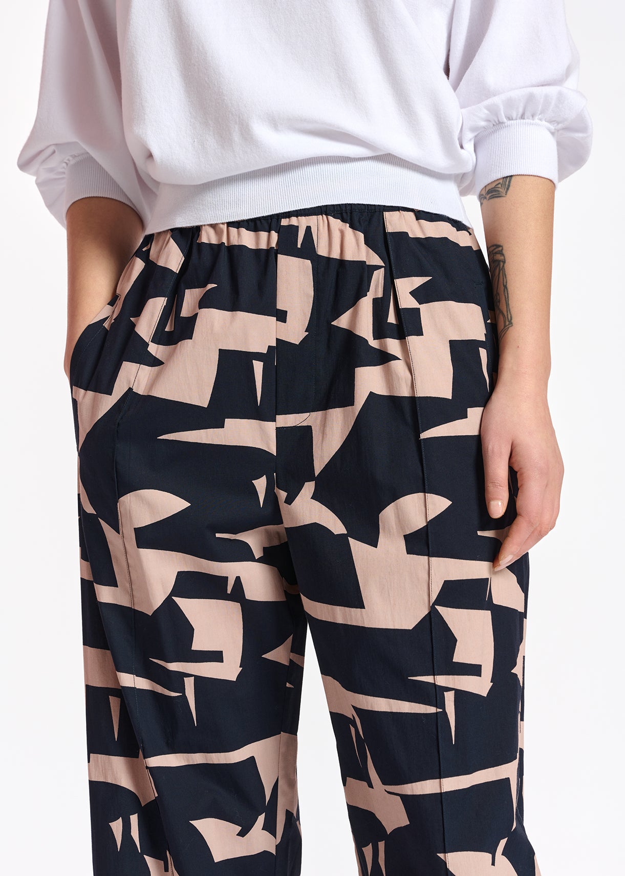 Beige cotton pants with dark blue graphic print RE—SSENTIEL | Essentiel second hand