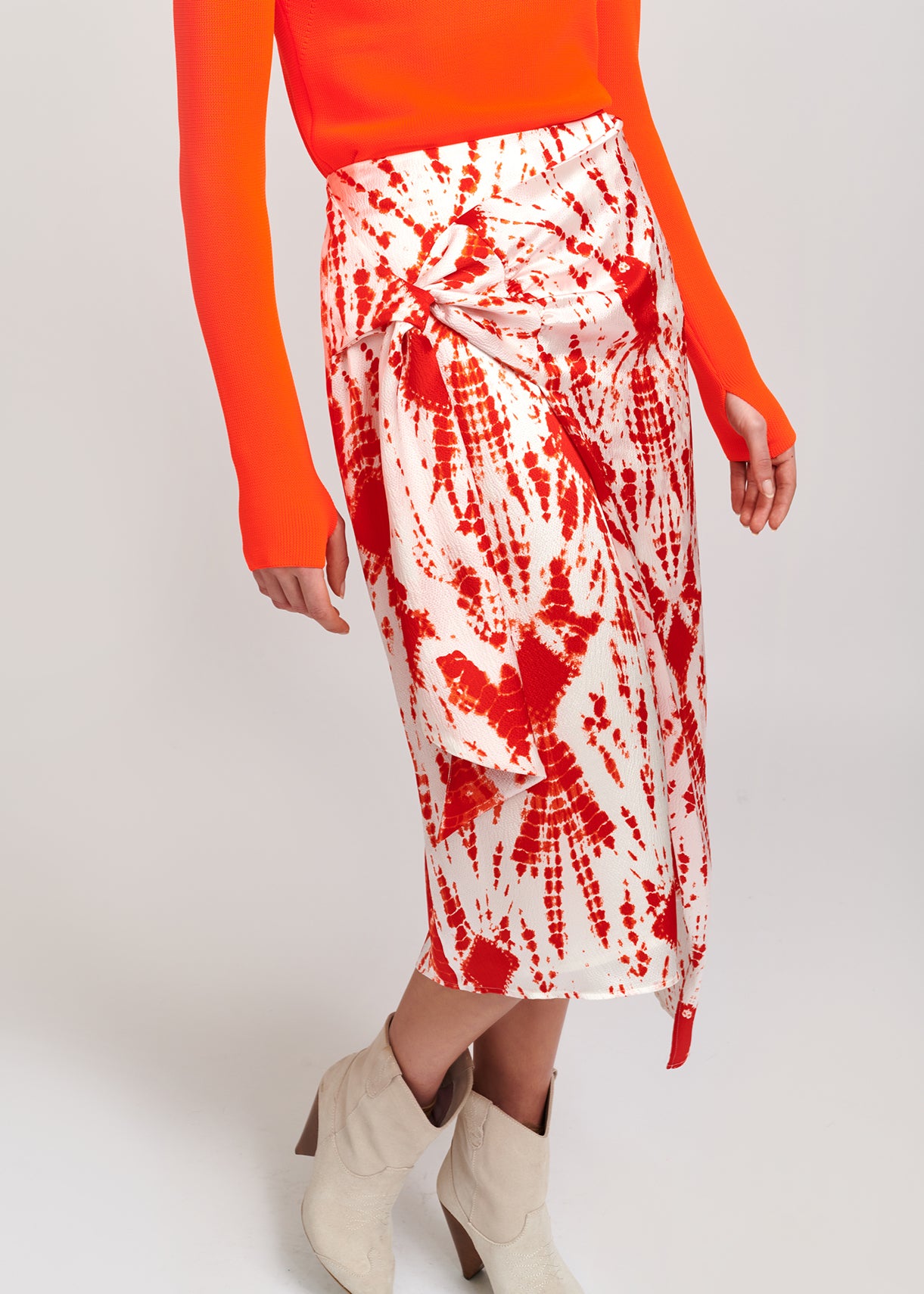 Gebroken witte en rode tie-dyed zijden midirok RE—SSENTIEL | Essentiel second hand