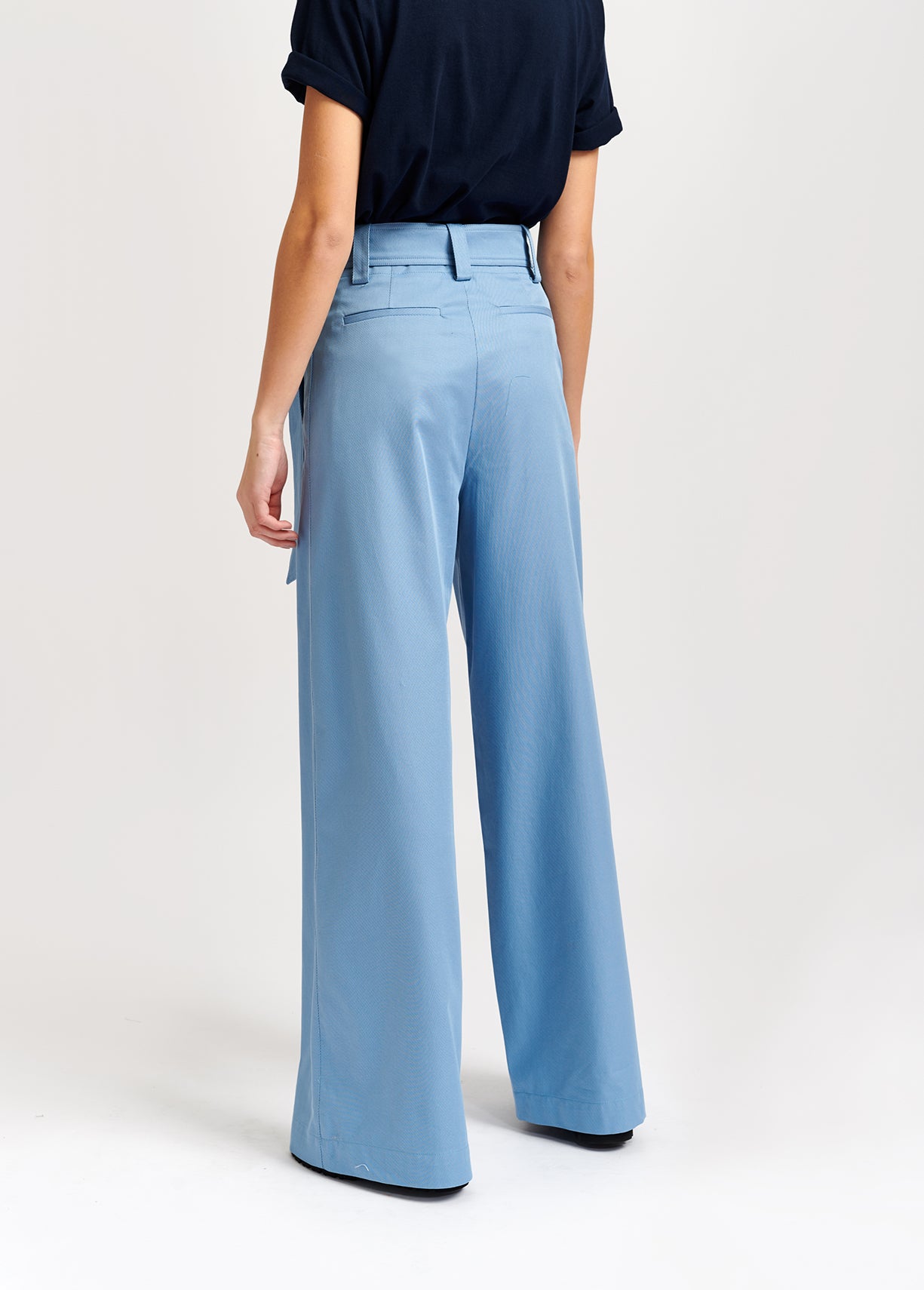 Pantalon bleu pâle aux jambes larges avec ceinture RE—SSENTIEL | Essentiel second hand