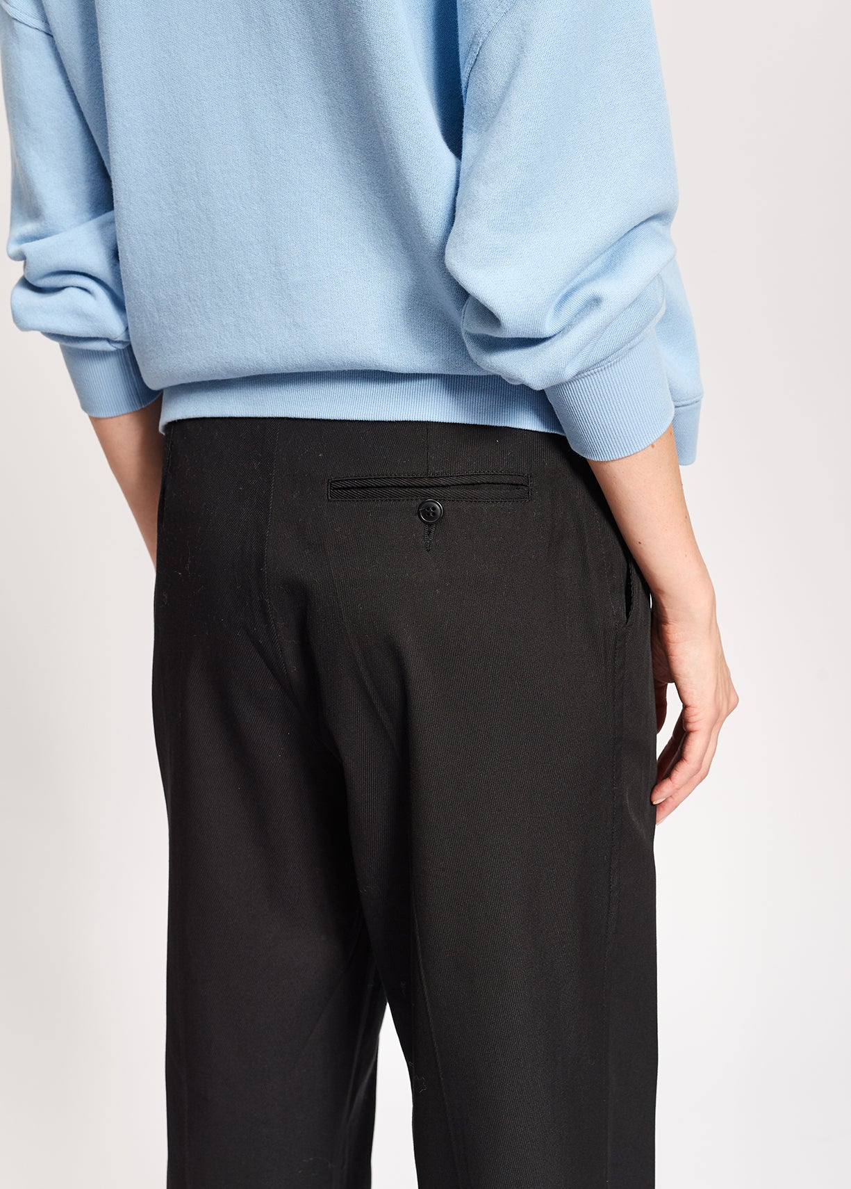 Pantalon noir aux jambes droites en coton mélangé RE—SSENTIEL | Essentiel second hand