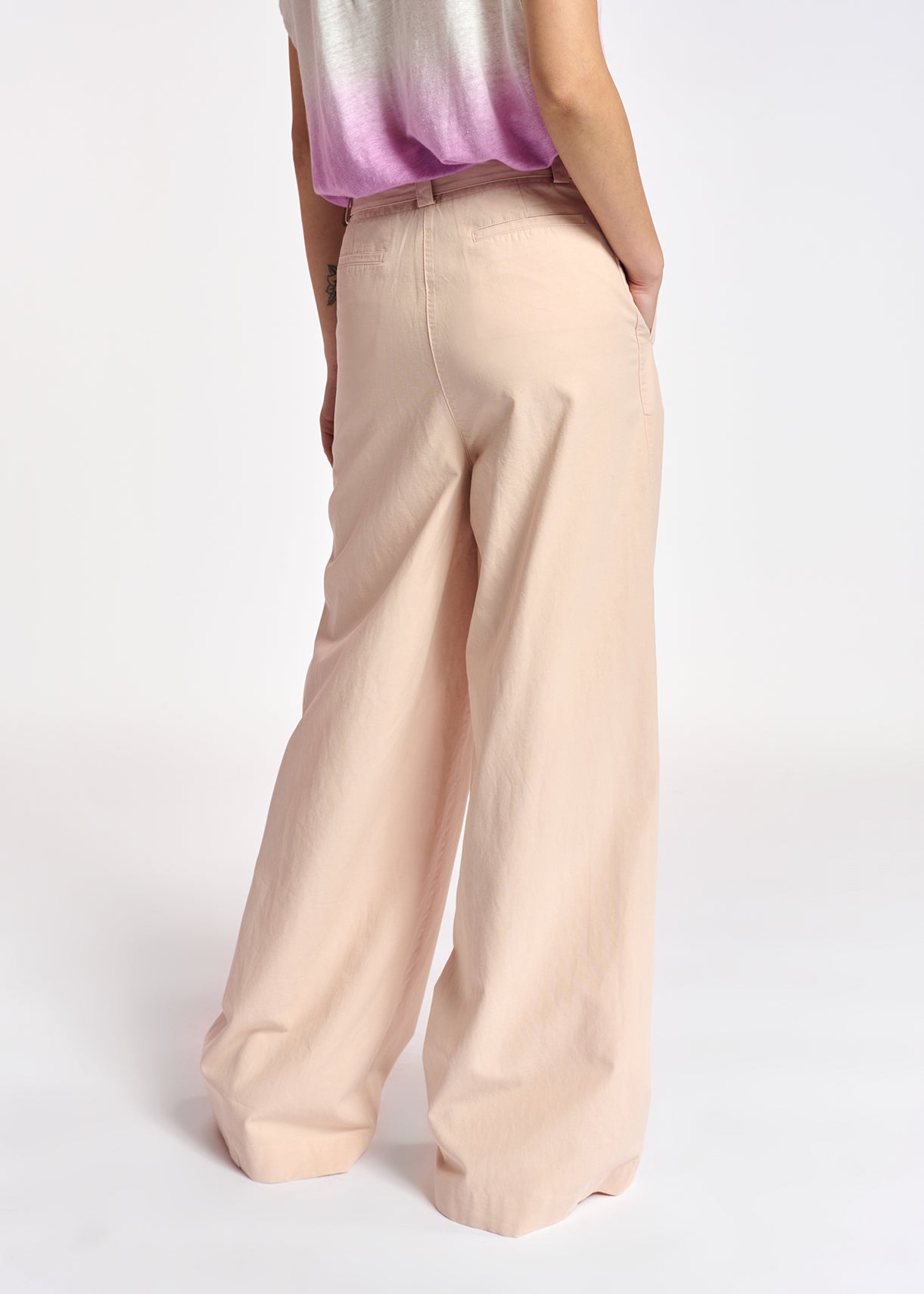 Poederroze wijde jeans met hoge taille en riem RE—SSENTIEL | Essentiel second hand