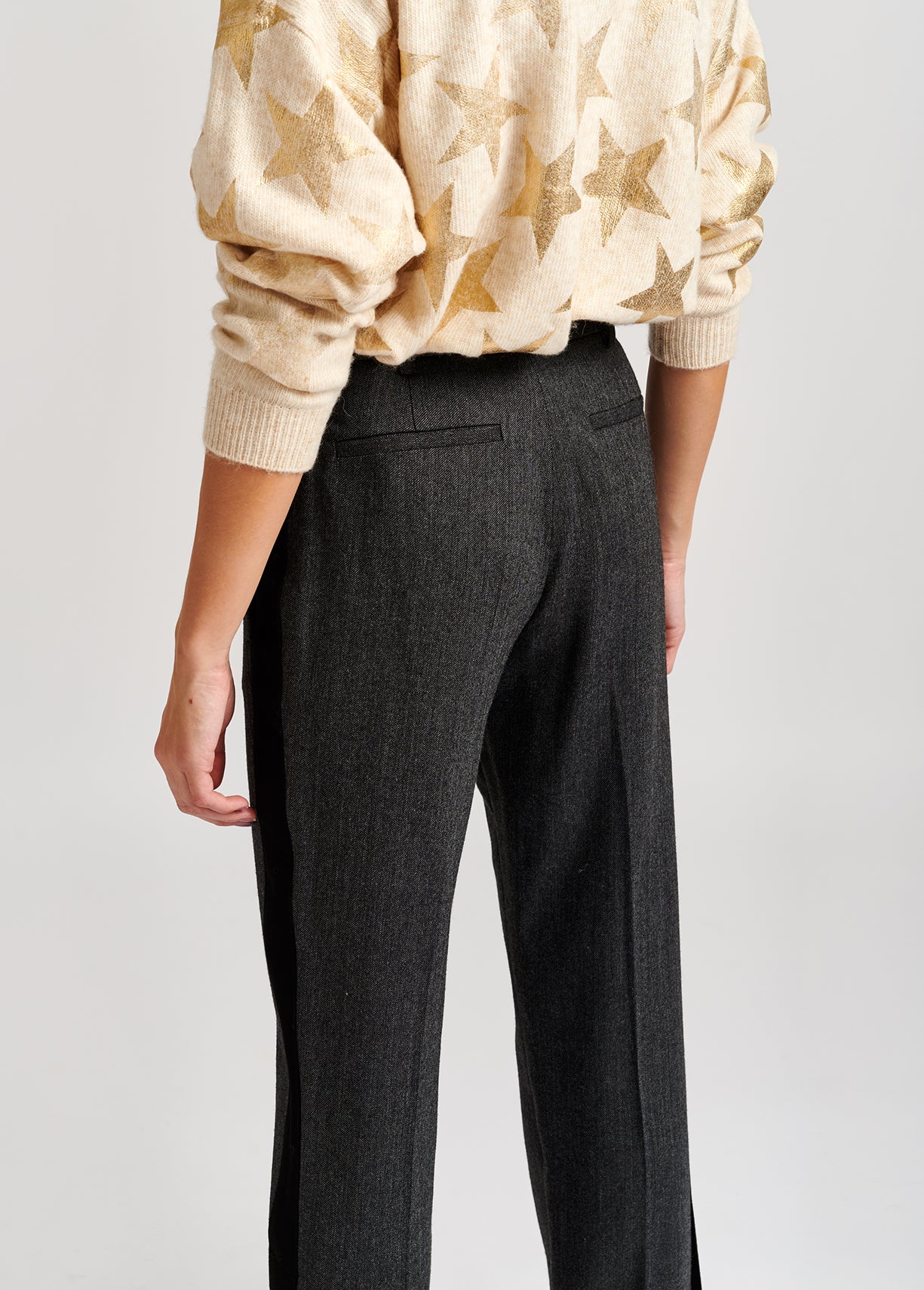 Donkergrijze wolmix broek met contrasterende streep RE—SSENTIEL | Essentiel second hand