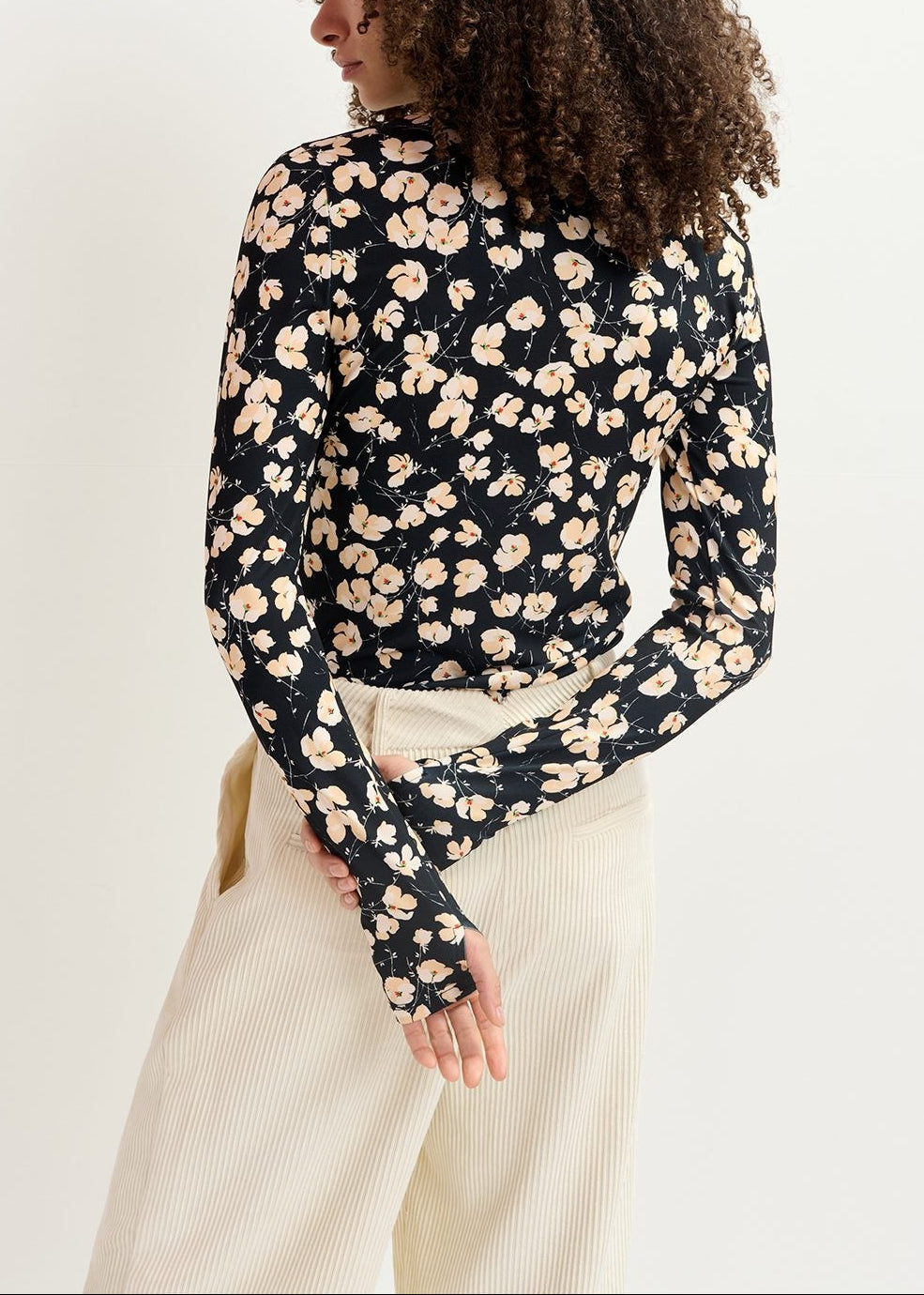 Zwarte en ecru rolkraagtop met bloemenprint RE—SSENTIEL | Essentiel second hand