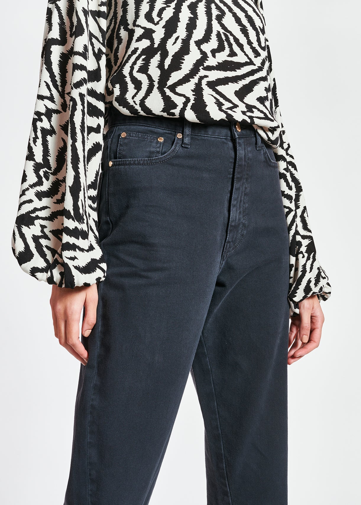 Jean noir à coupe ample et taille haute RE—SSENTIEL | Essentiel second hand