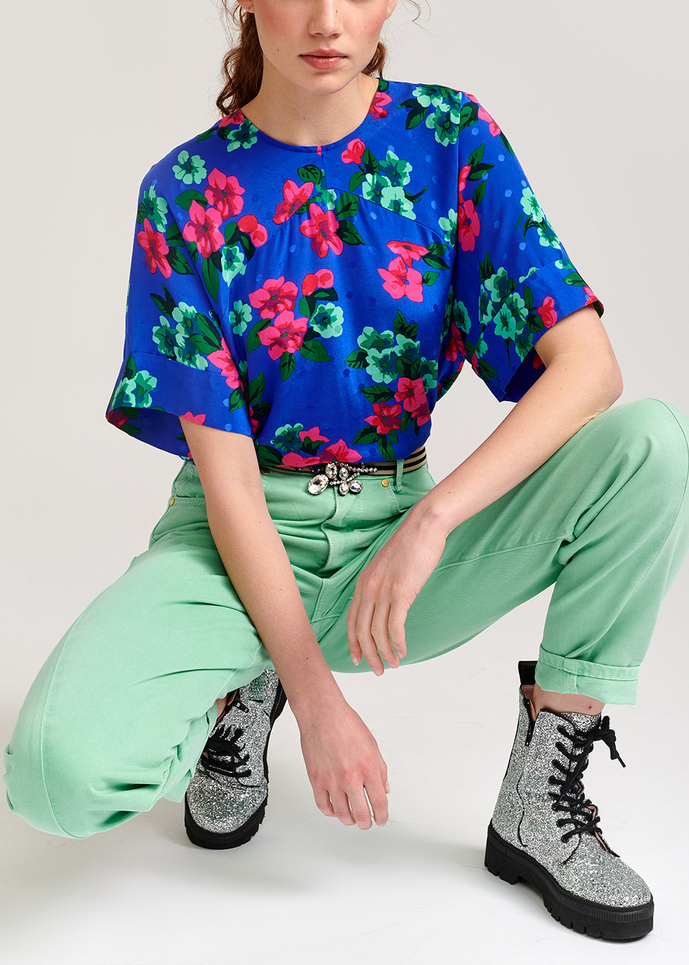 Blauwe zijden top met bloemen en stippen RE—SSENTIEL | Essentiel second hand