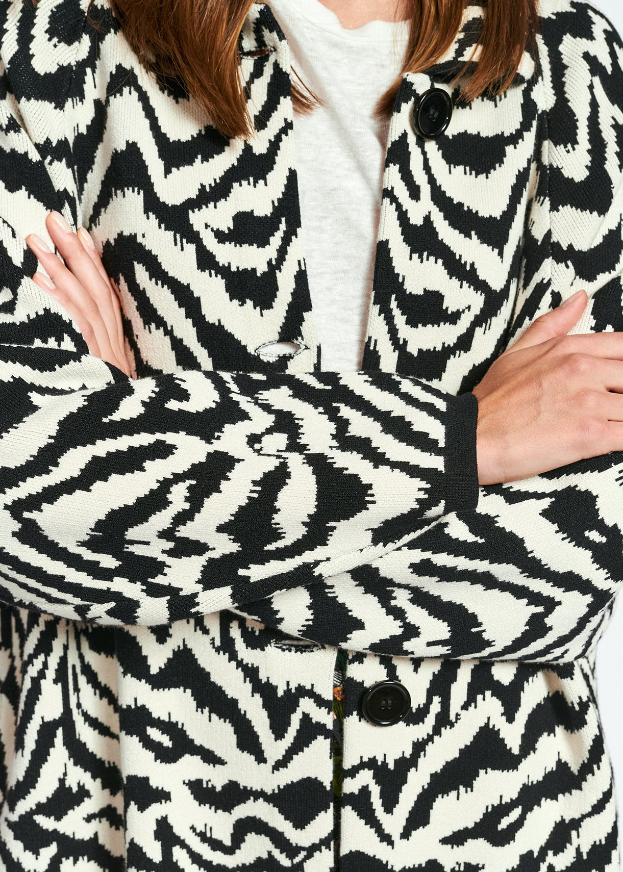 Long manteau en jacquard zébré noir et blanc cassé RE—SSENTIEL | Essentiel second hand